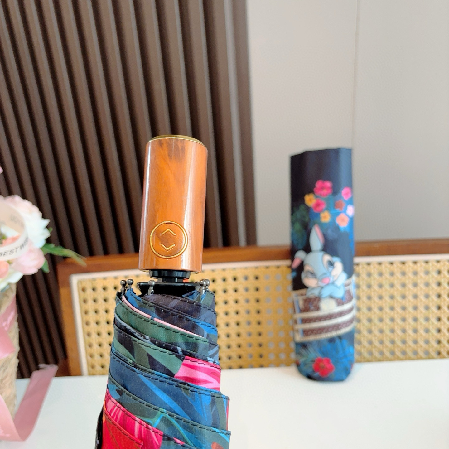 LOUIS VUITTON （路易威登）新款 三折自动折叠晴雨伞 新涂层技术深色伞面 拥有令人惊喜的遮光