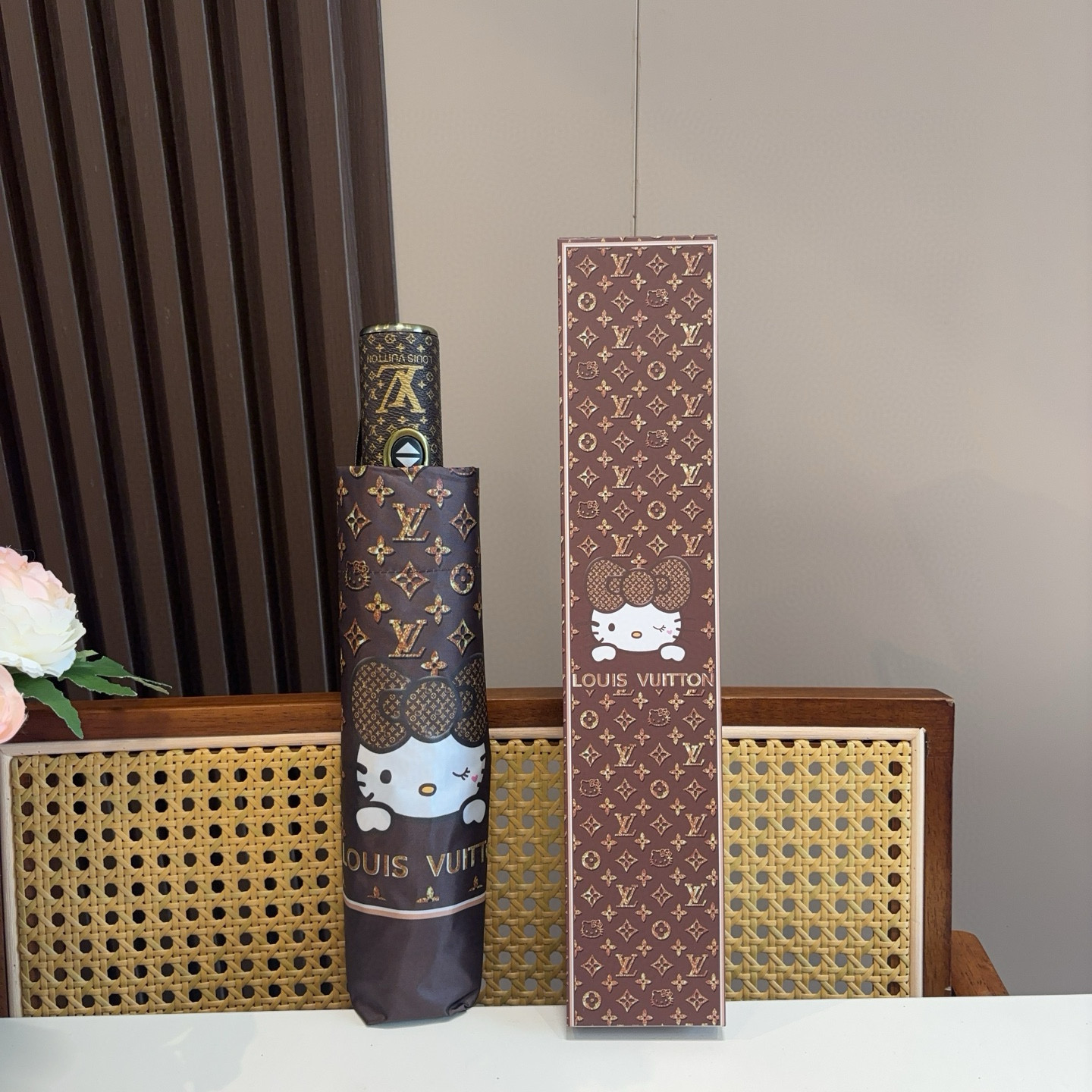 LOUIS VUITTON （路易威登）新款 三折自动折叠晴雨伞 新涂层技术深色伞面 拥有令人惊喜的遮光