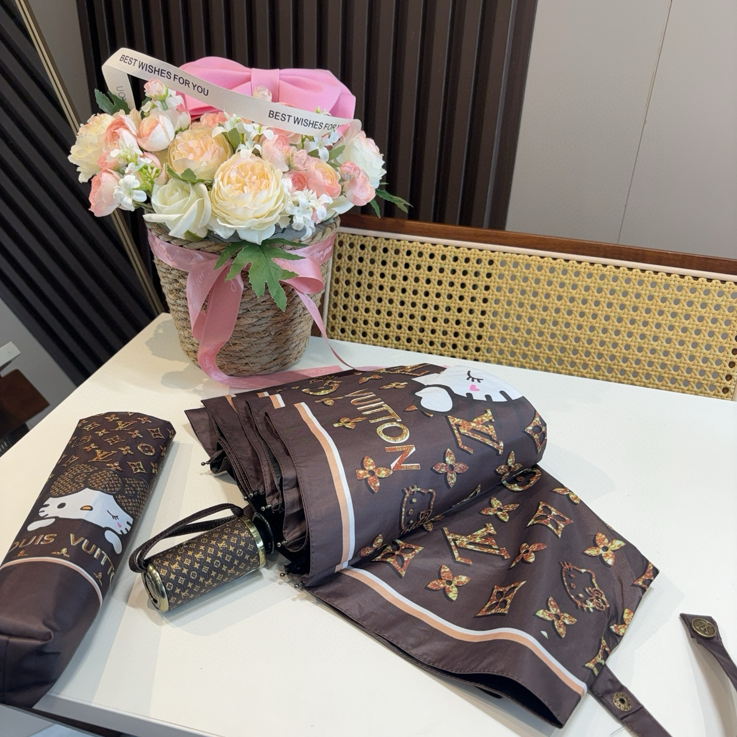 LOUIS VUITTON （路易威登）新款 三折自动折叠晴雨伞 新涂层技术深色伞面 拥有令人惊喜的遮光