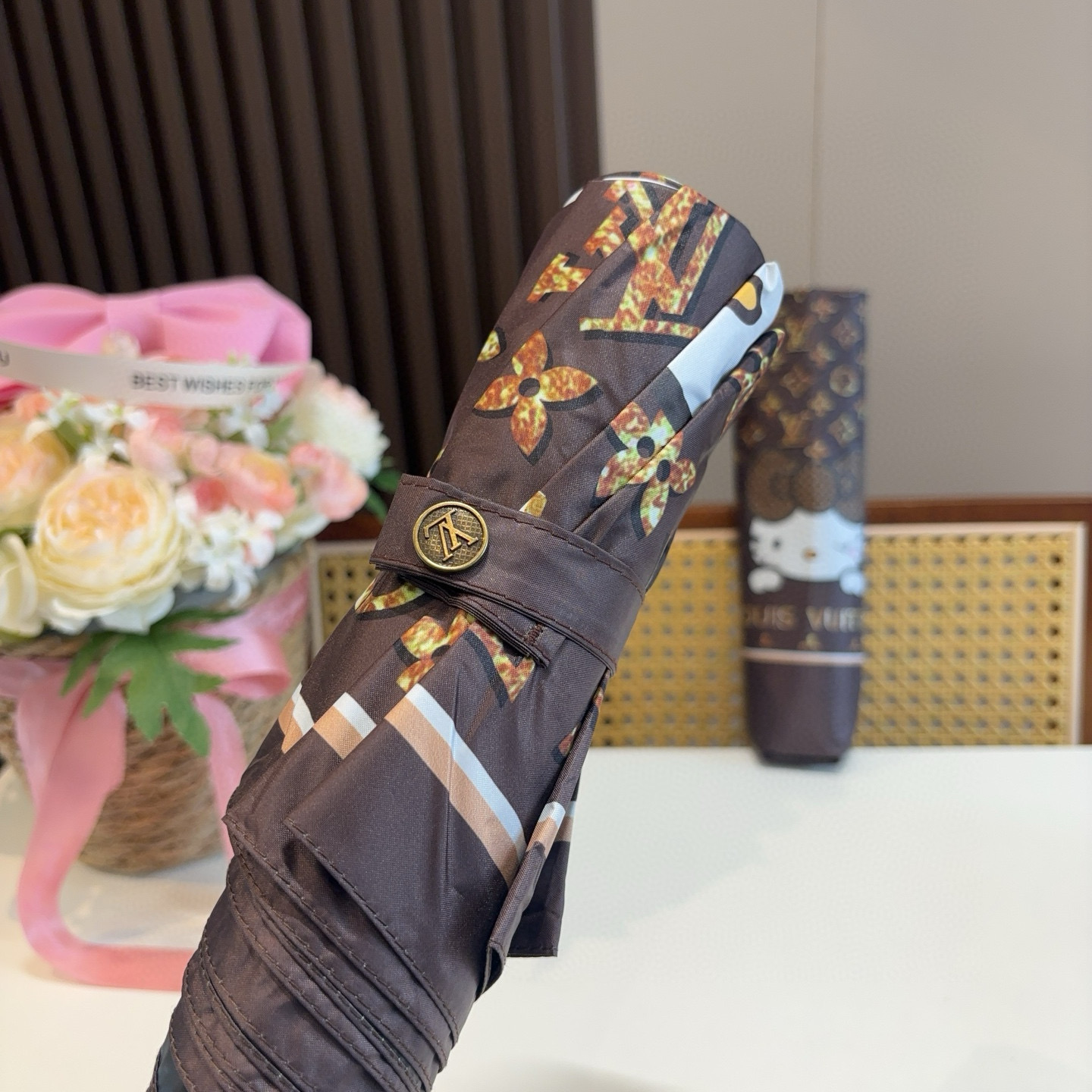 LOUIS VUITTON （路易威登）新款 三折自动折叠晴雨伞 新涂层技术深色伞面 拥有令人惊喜的遮光