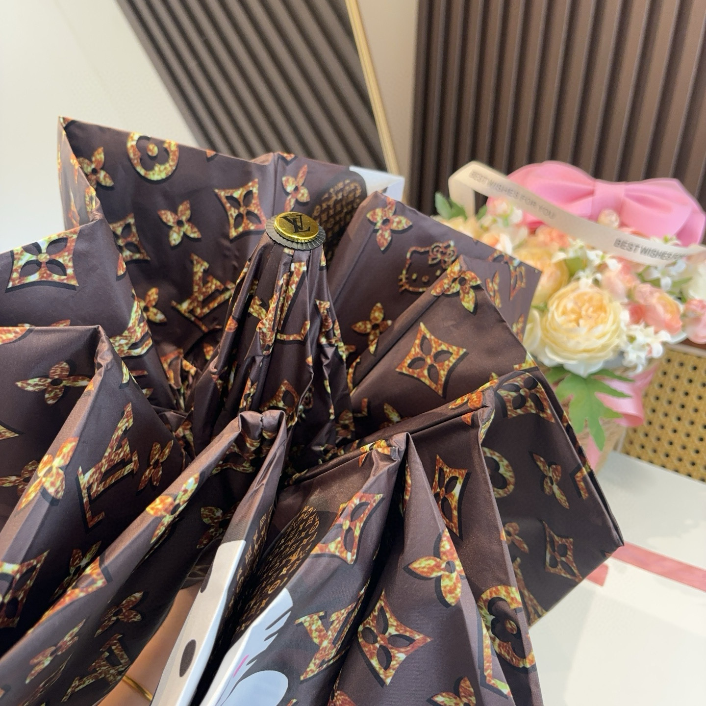 LOUIS VUITTON （路易威登）新款 三折自动折叠晴雨伞 新涂层技术深色伞面 拥有令人惊喜的遮光