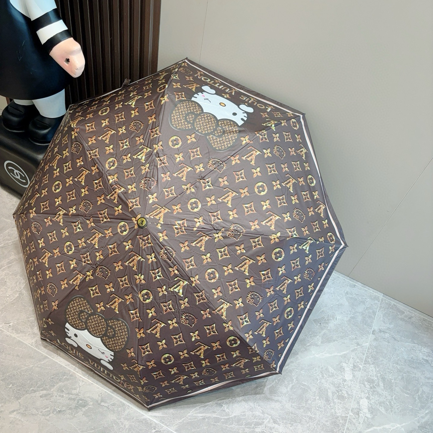 LOUIS VUITTON （路易威登）新款 三折自动折叠晴雨伞 新涂层技术深色伞面 拥有令人惊喜的遮光