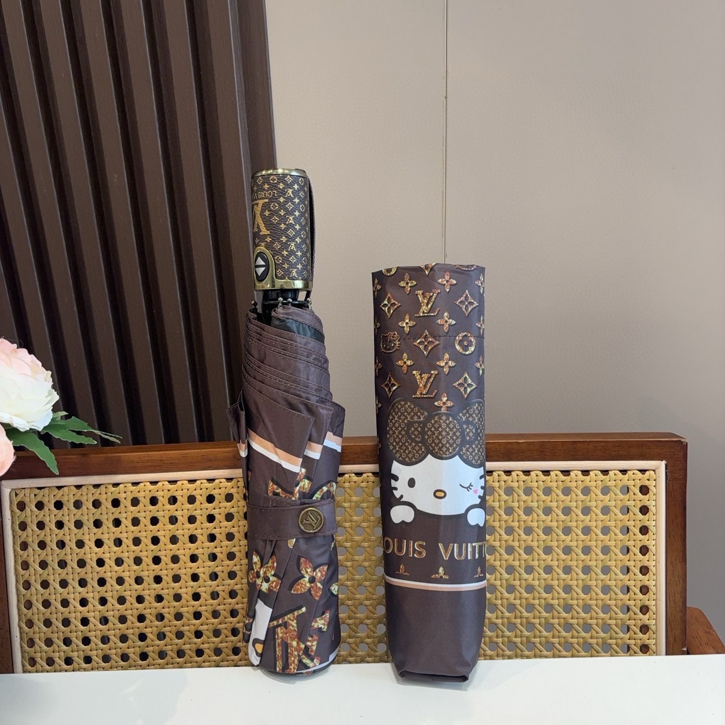 LOUIS VUITTON （路易威登）新款 三折自动折叠晴雨伞 新涂层技术深色伞面 拥有令人惊喜的遮光