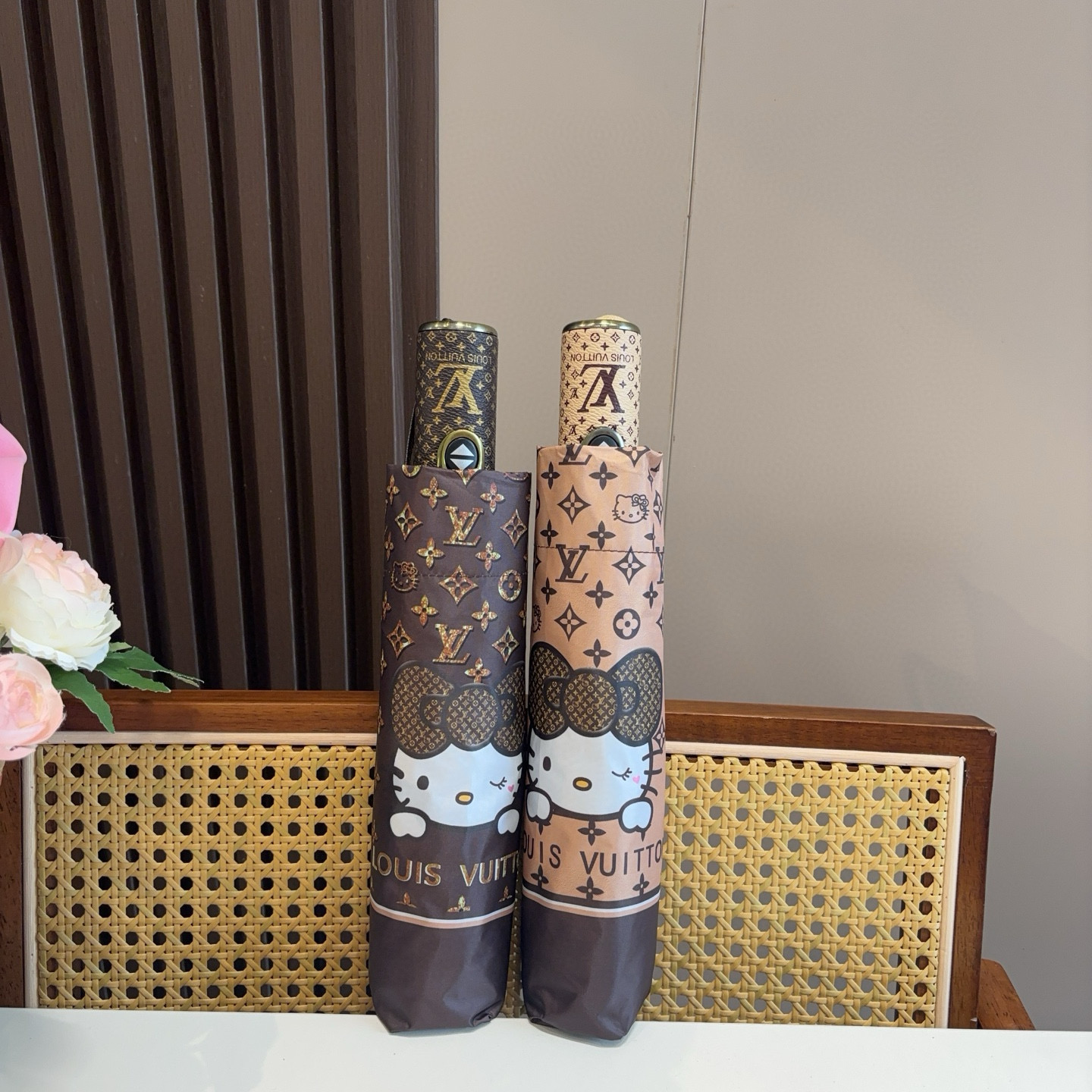 LOUIS VUITTON （路易威登）新款 三折自动折叠晴雨伞 新涂层技术深色伞面 拥有令人惊喜的遮光