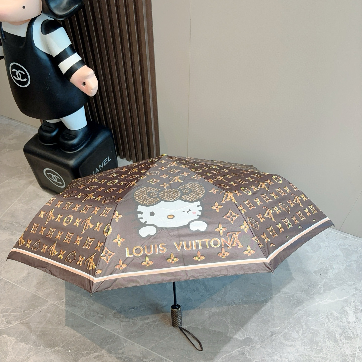 LOUIS VUITTON （路易威登）新款 三折自动折叠晴雨伞 新涂层技术深色伞面 拥有令人惊喜的遮光