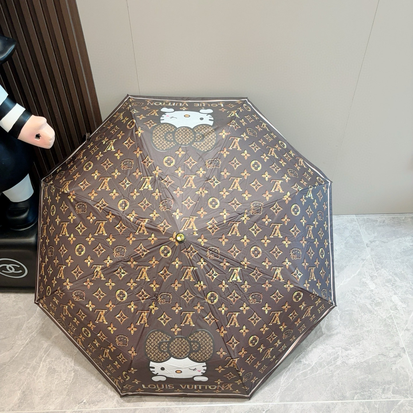 LOUIS VUITTON （路易威登）新款 三折自动折叠晴雨伞 新涂层技术深色伞面 拥有令人惊喜的遮光