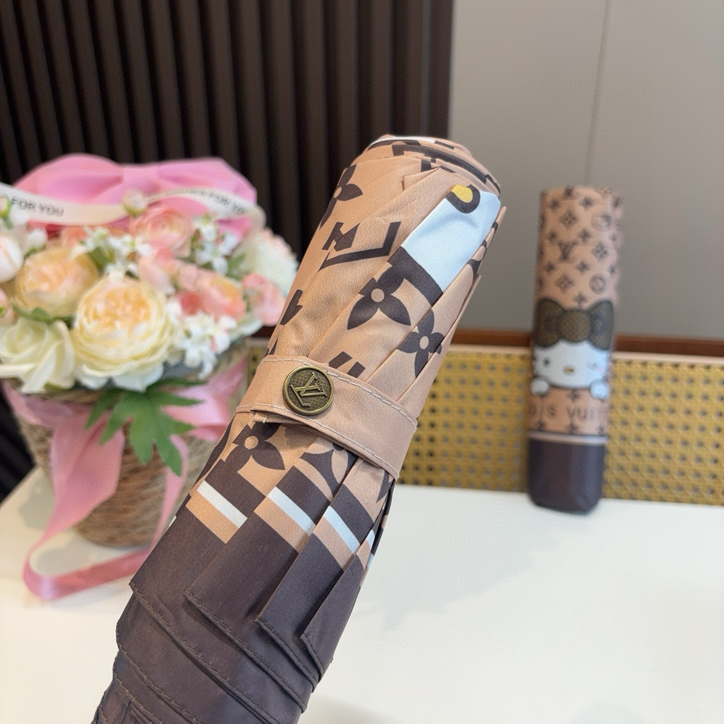 LOUIS VUITTON （路易威登）新款 三折自动折叠晴雨伞 新涂层技术深色伞面 拥有令人惊喜的遮光
