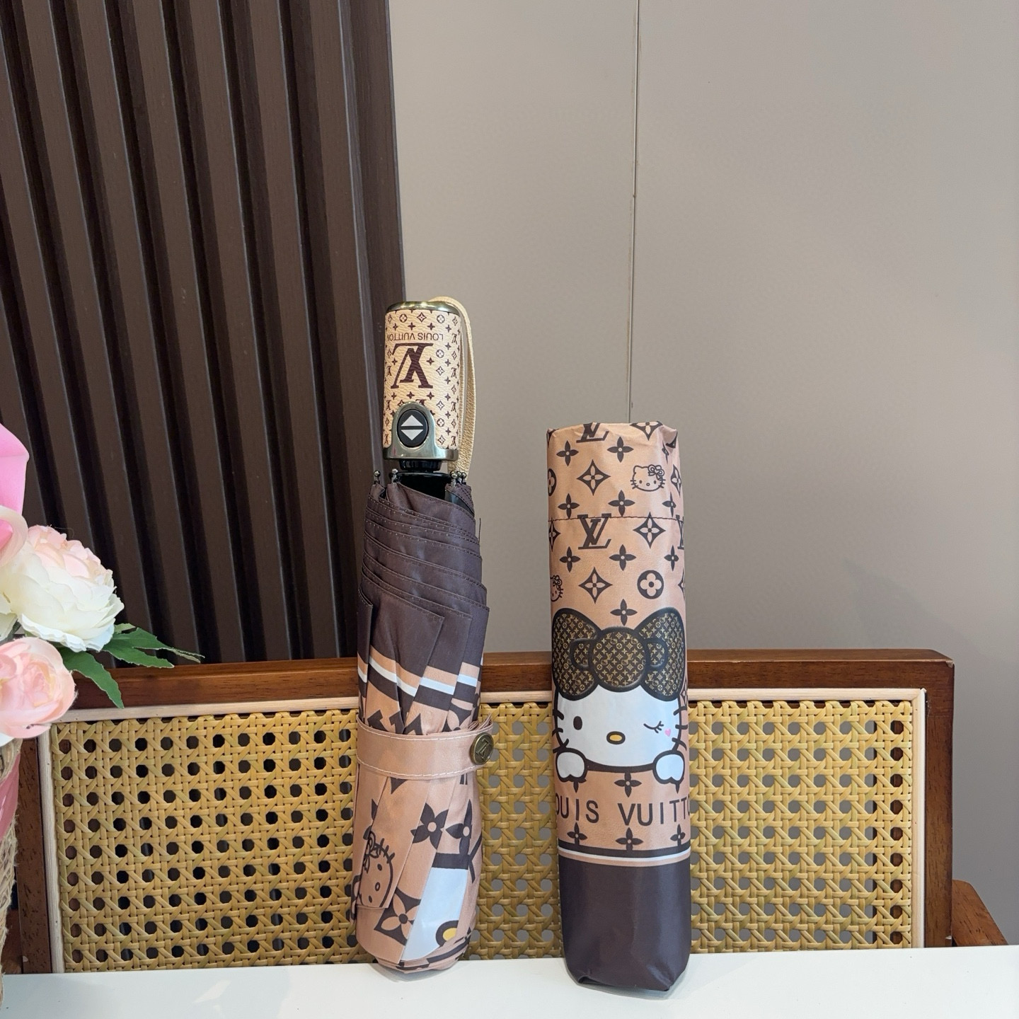 LOUIS VUITTON （路易威登）新款 三折自动折叠晴雨伞 新涂层技术深色伞面 拥有令人惊喜的遮光