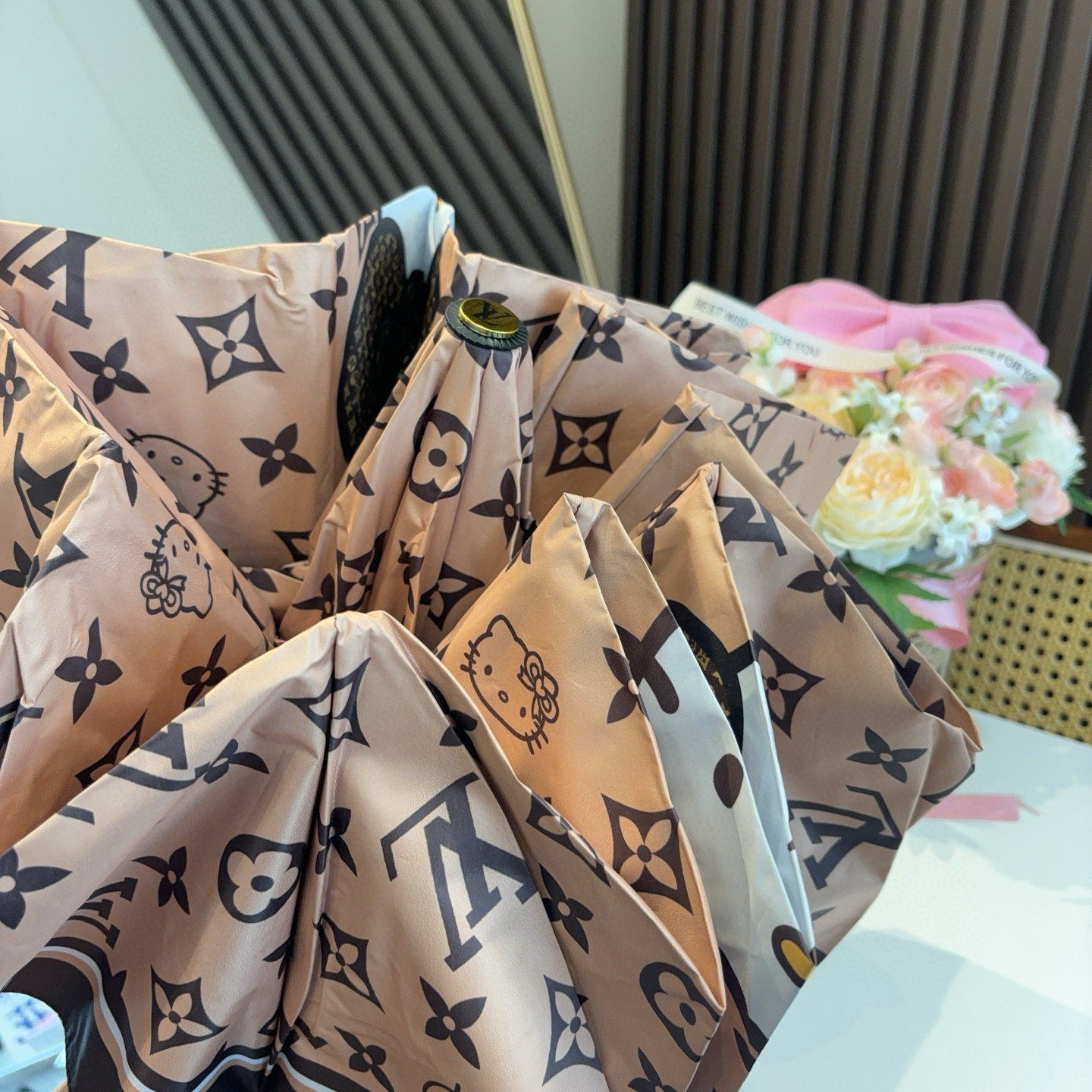 LOUIS VUITTON （路易威登）新款 三折自动折叠晴雨伞 新涂层技术深色伞面 拥有令人惊喜的遮光
