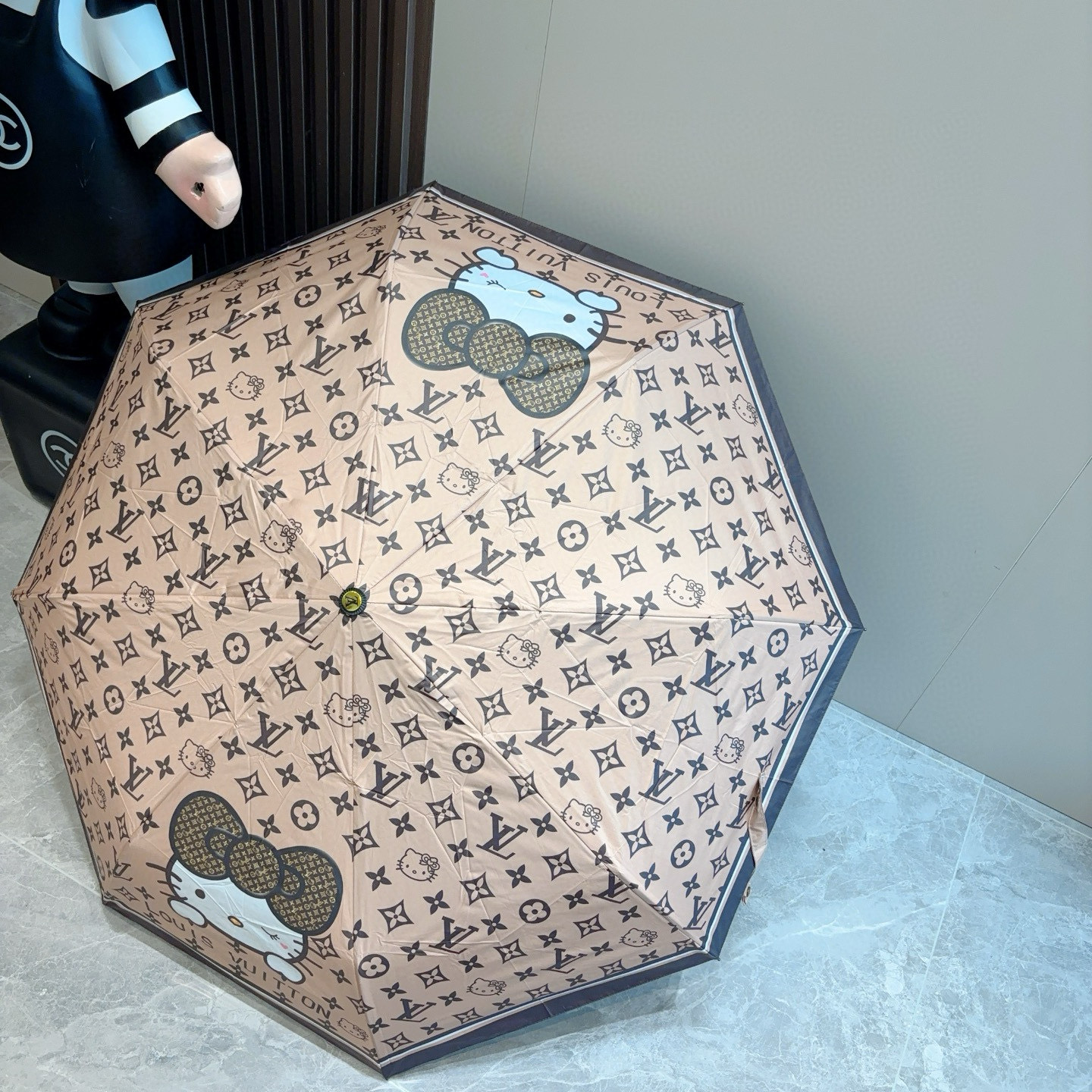 LOUIS VUITTON （路易威登）新款 三折自动折叠晴雨伞 新涂层技术深色伞面 拥有令人惊喜的遮光