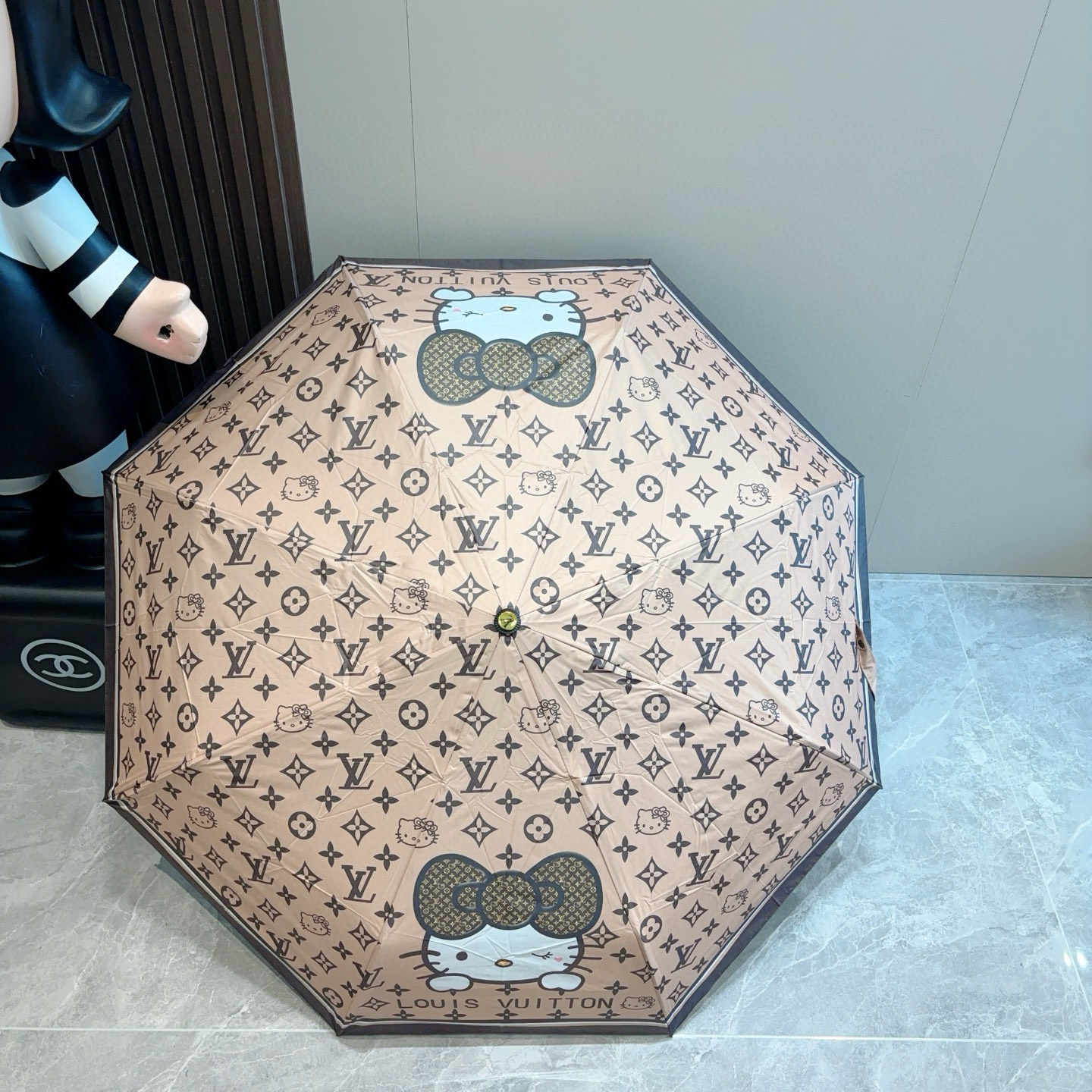 LOUIS VUITTON （路易威登）新款 三折自动折叠晴雨伞 新涂层技术深色伞面 拥有令人惊喜的遮光