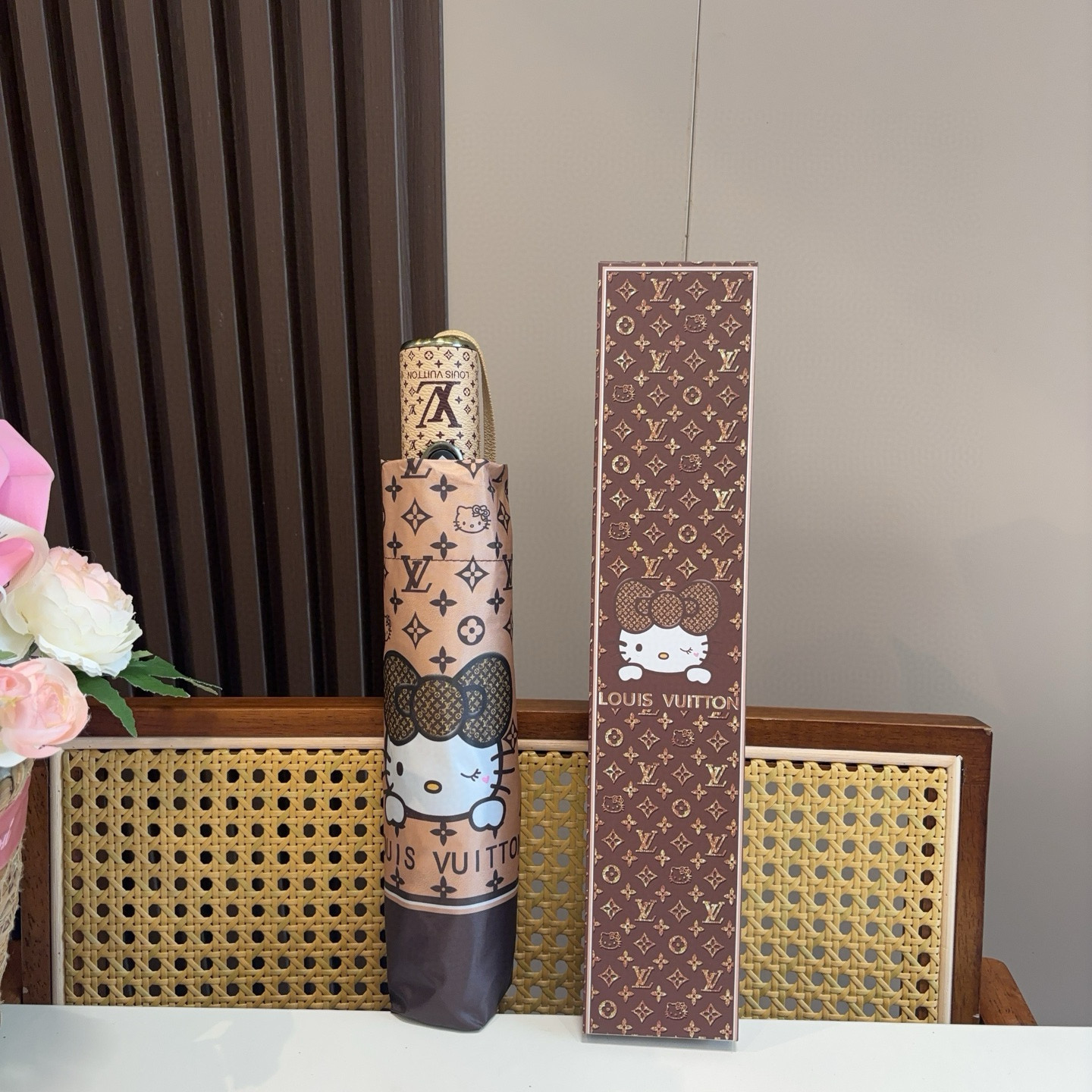 LOUIS VUITTON （路易威登）新款 三折自动折叠晴雨伞 新涂层技术深色伞面 拥有令人惊喜的遮光