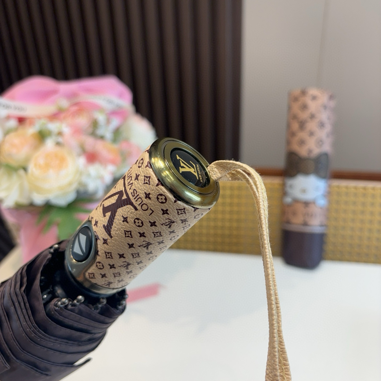 LOUIS VUITTON （路易威登）新款 三折自动折叠晴雨伞 新涂层技术深色伞面 拥有令人惊喜的遮光