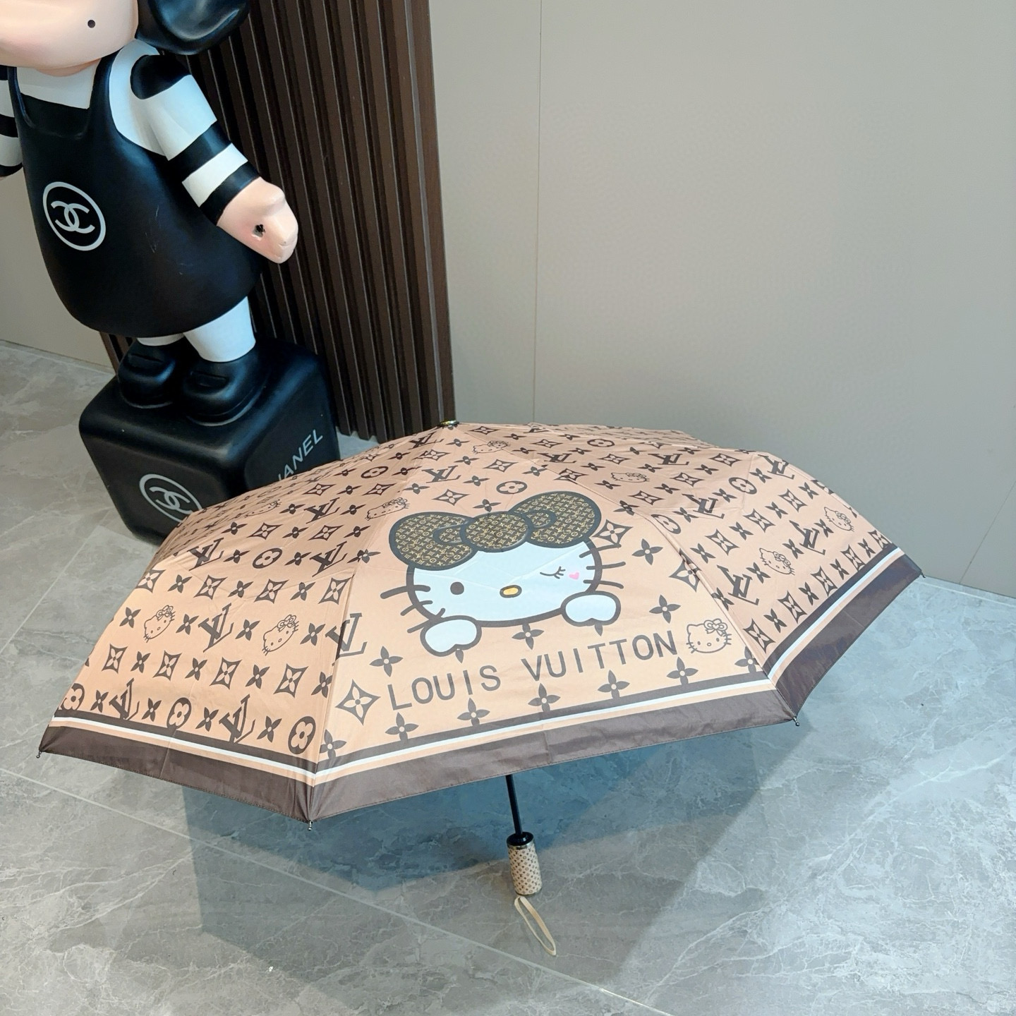 LOUIS VUITTON （路易威登）新款 三折自动折叠晴雨伞 新涂层技术深色伞面 拥有令人惊喜的遮光