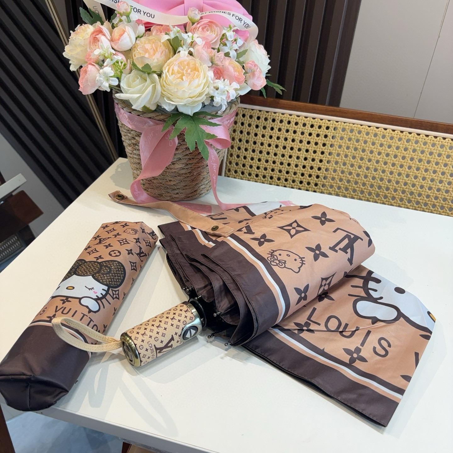 LOUIS VUITTON （路易威登）新款 三折自动折叠晴雨伞 新涂层技术深色伞面 拥有令人惊喜的遮光