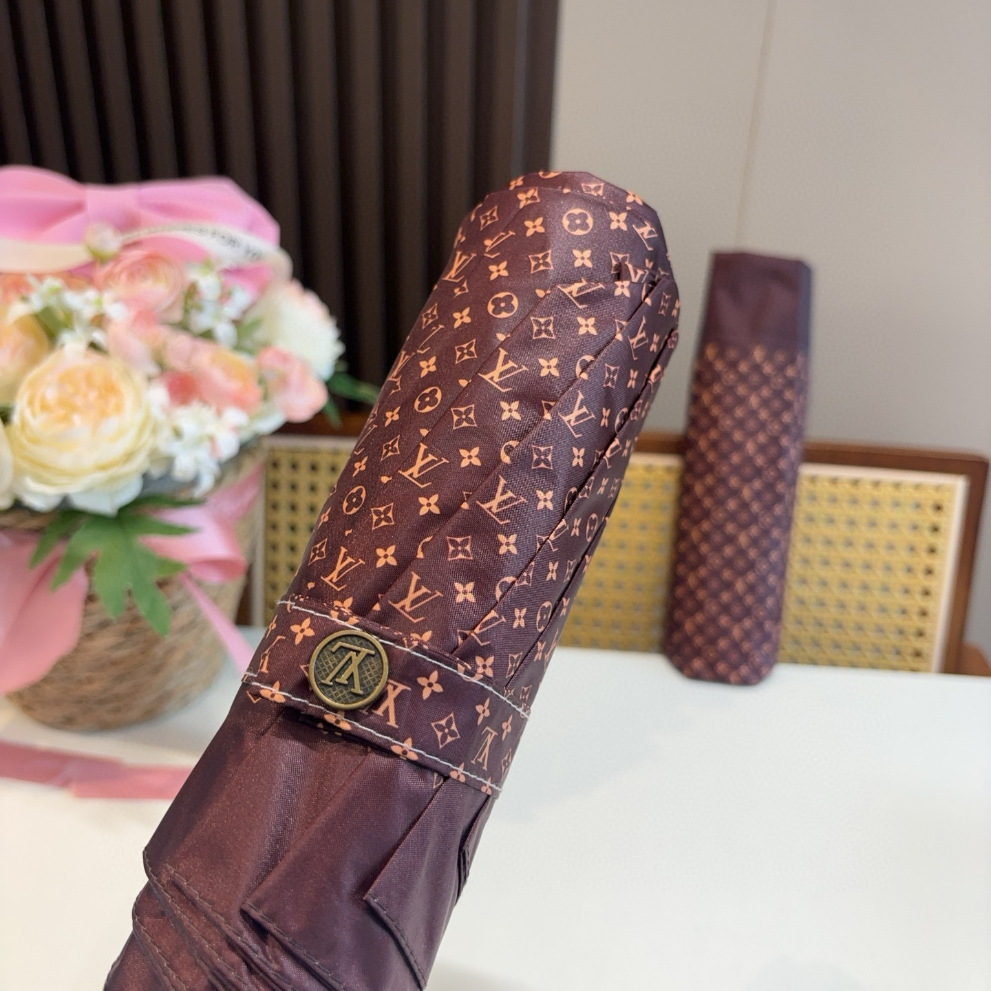 LOUIS VUITTON （路易威登）新款 三折自动折叠晴雨伞 新涂层技术深色伞面 拥有令人惊喜的遮光