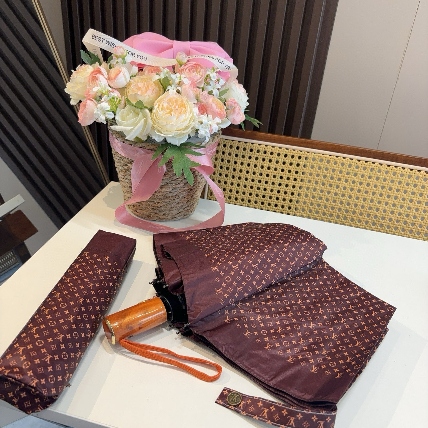 LOUIS VUITTON （路易威登）新款 三折自动折叠晴雨伞 新涂层技术深色伞面 拥有令人惊喜的遮光