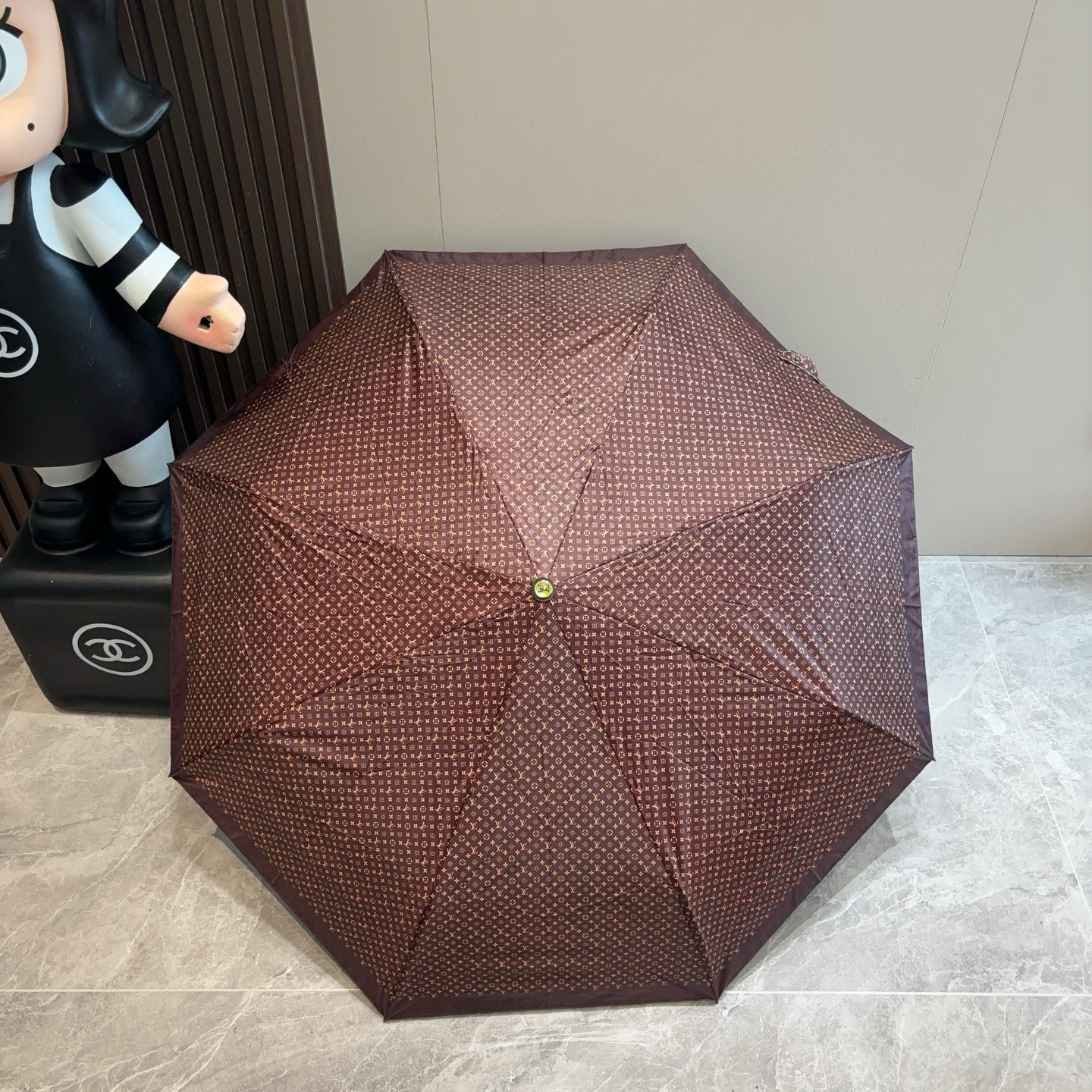 LOUIS VUITTON （路易威登）新款 三折自动折叠晴雨伞 新涂层技术深色伞面 拥有令人惊喜的遮光
