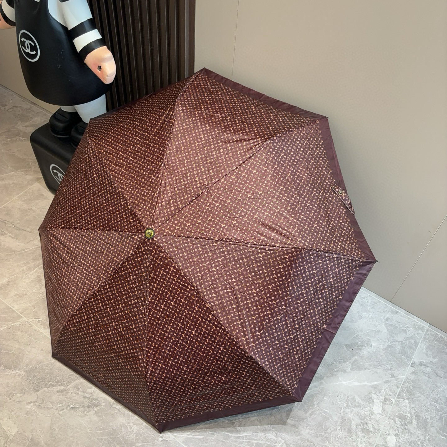 LOUIS VUITTON （路易威登）新款 三折自动折叠晴雨伞 新涂层技术深色伞面 拥有令人惊喜的遮光