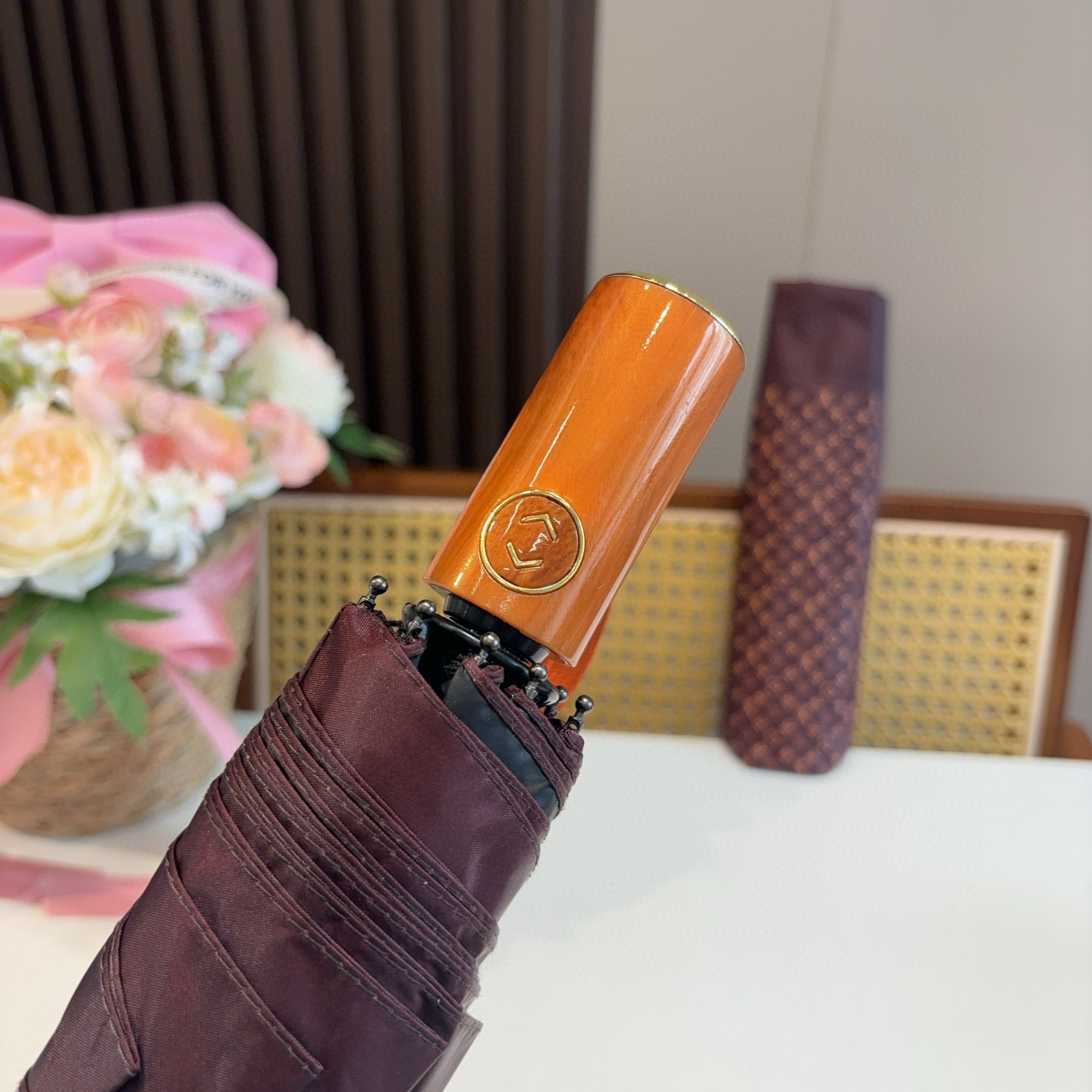 LOUIS VUITTON （路易威登）新款 三折自动折叠晴雨伞 新涂层技术深色伞面 拥有令人惊喜的遮光