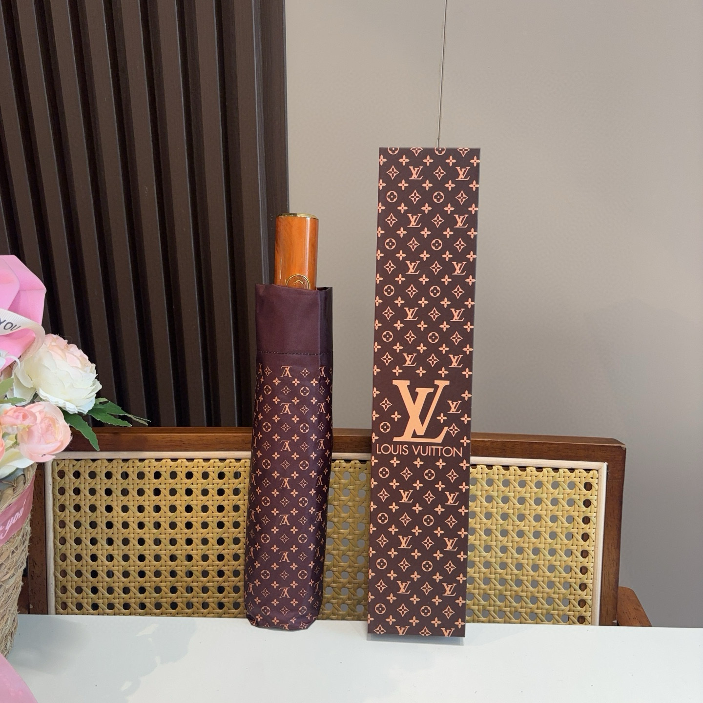 LOUIS VUITTON （路易威登）新款 三折自动折叠晴雨伞 新涂层技术深色伞面 拥有令人惊喜的遮光