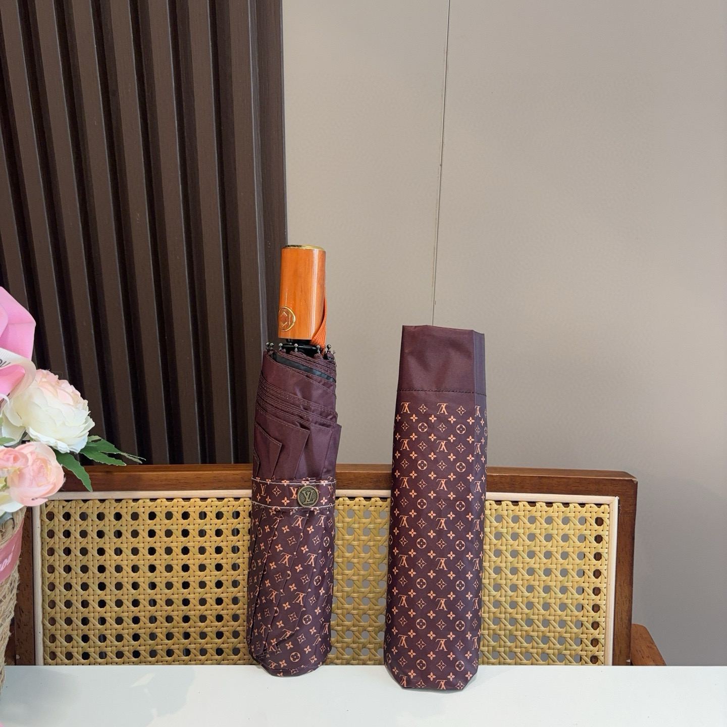 LOUIS VUITTON （路易威登）新款 三折自动折叠晴雨伞 新涂层技术深色伞面 拥有令人惊喜的遮光