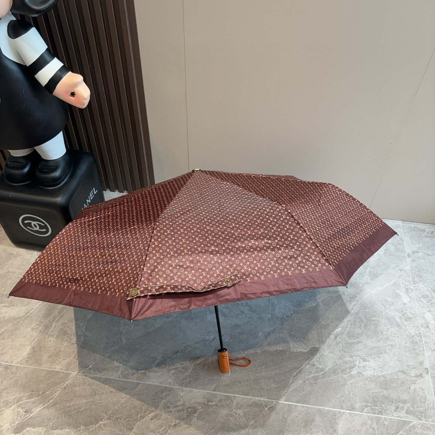 LOUIS VUITTON （路易威登）新款 三折自动折叠晴雨伞 新涂层技术深色伞面 拥有令人惊喜的遮光