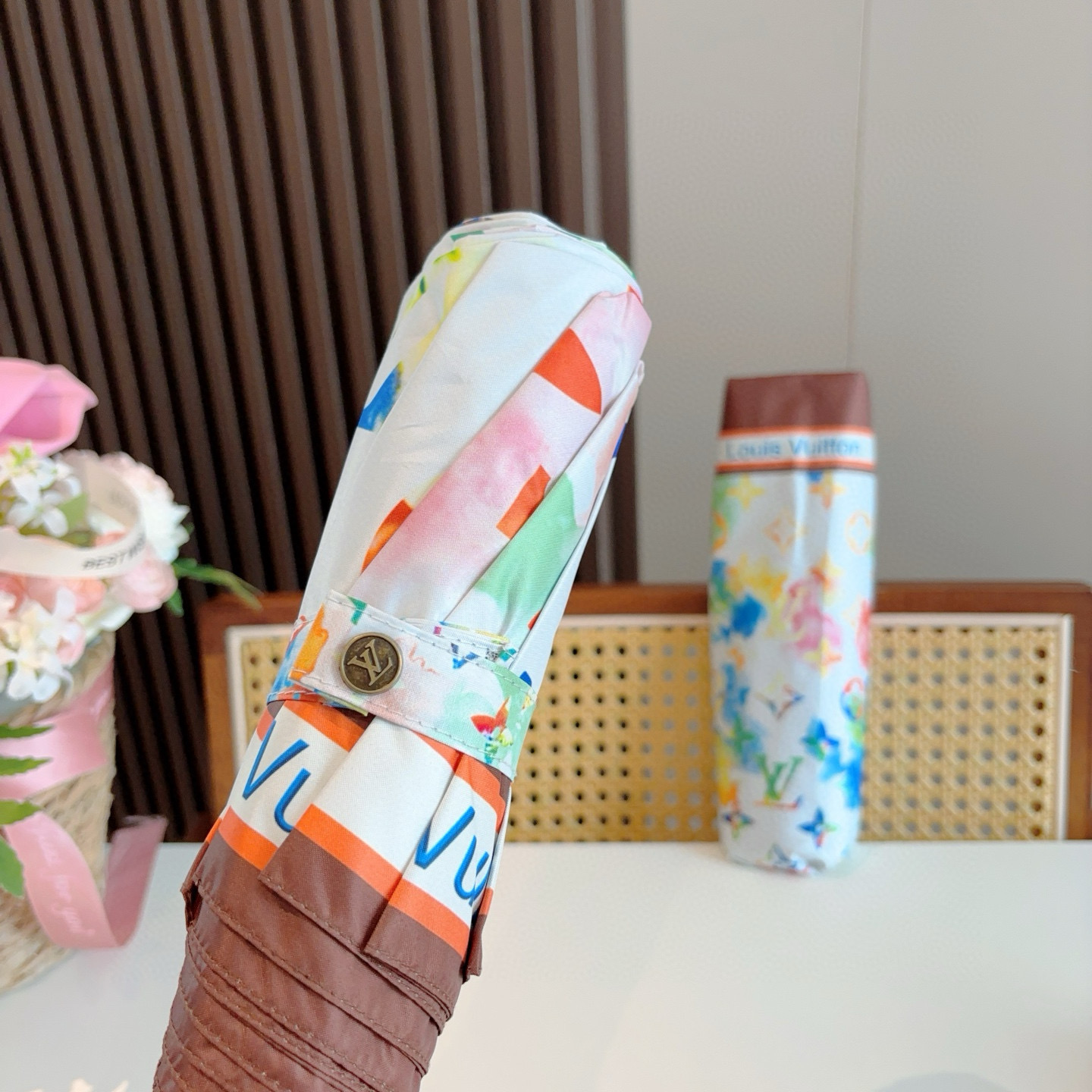 LOUIS VUITTON （路易威登）新款 三折自动折叠晴雨伞 新涂层技术深色伞面 拥有令人惊喜的遮光