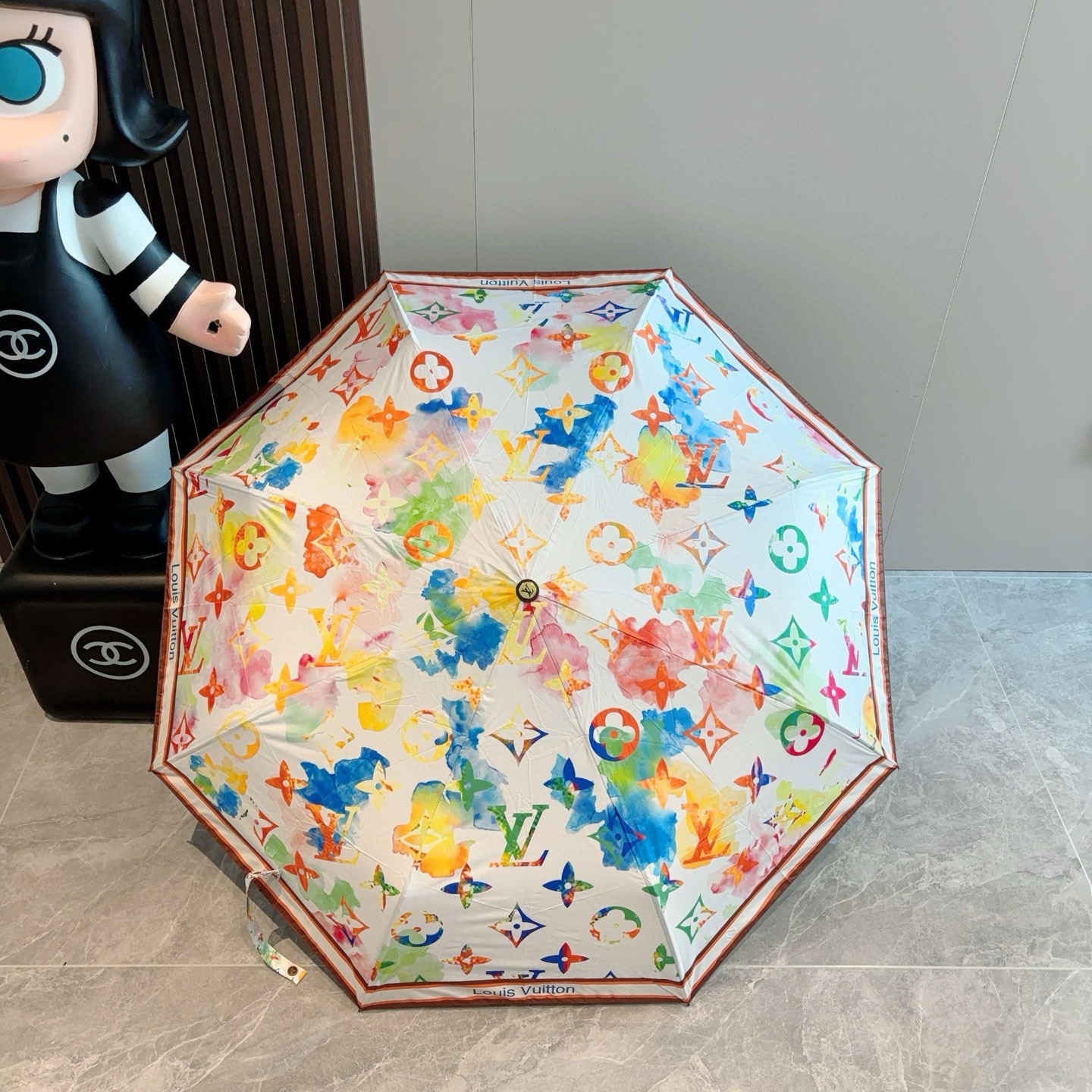 LOUIS VUITTON （路易威登）新款 三折自动折叠晴雨伞 新涂层技术深色伞面 拥有令人惊喜的遮光