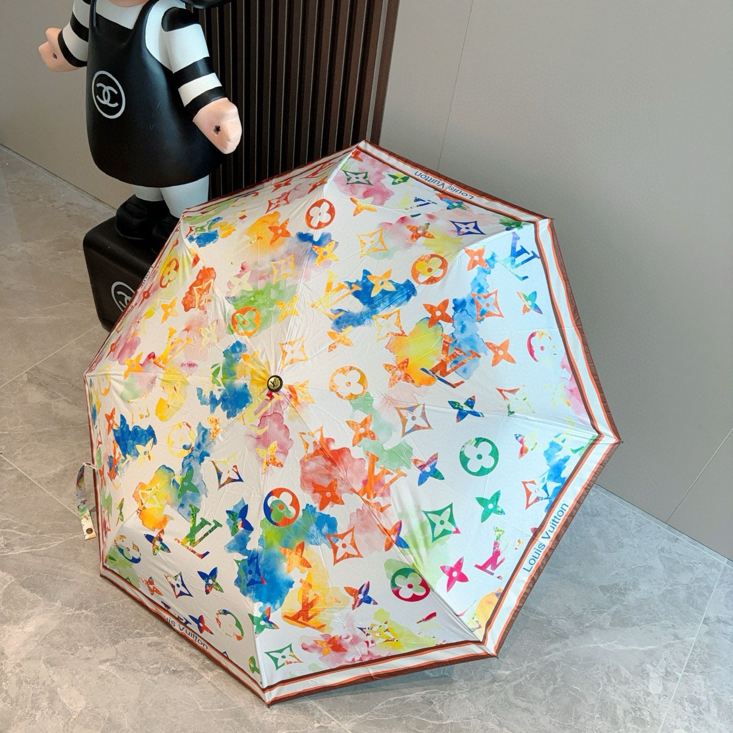 LOUIS VUITTON （路易威登）新款 三折自动折叠晴雨伞 新涂层技术深色伞面 拥有令人惊喜的遮光