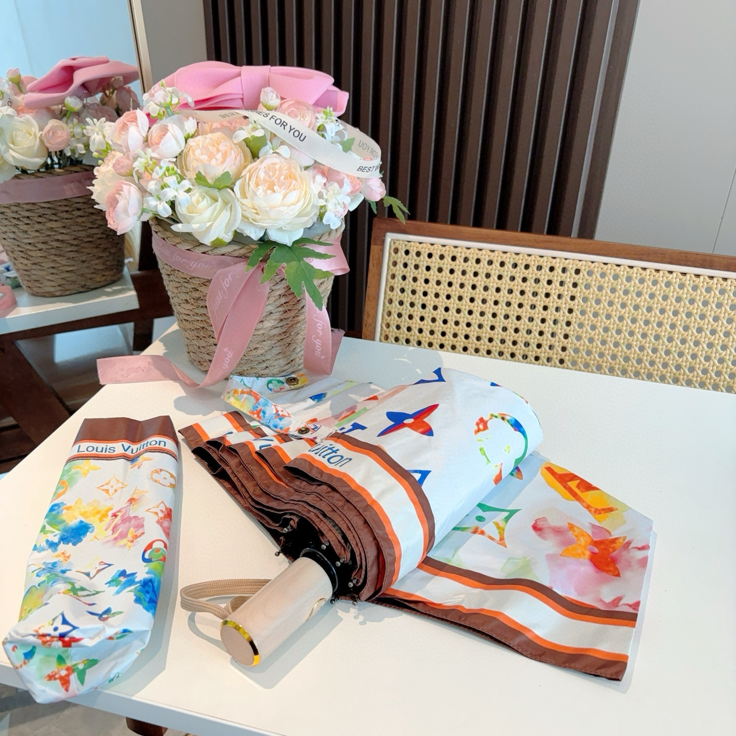 LOUIS VUITTON （路易威登）新款 三折自动折叠晴雨伞 新涂层技术深色伞面 拥有令人惊喜的遮光