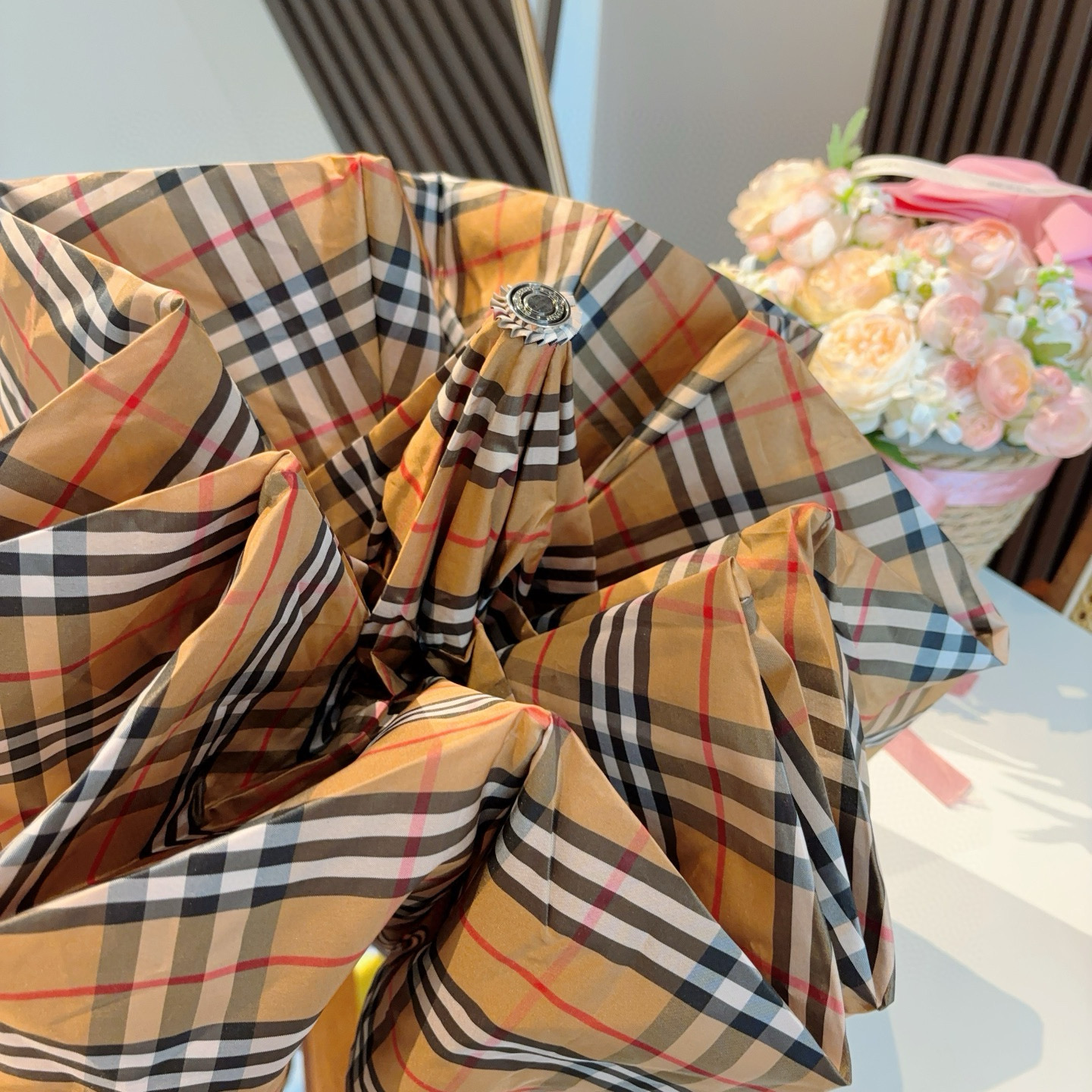  BURBERRY（巴宝莉）配手提袋整套礼盒包装 原单 经典圆形手柄搭配高端皮革 手感超级棒 原版包装无