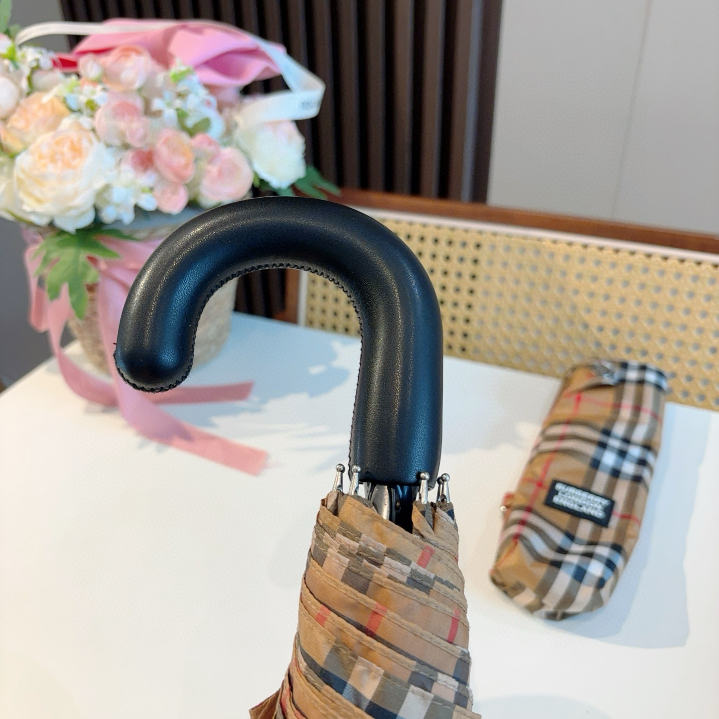  BURBERRY（巴宝莉）配手提袋整套礼盒包装 原单 经典圆形手柄搭配高端皮革 手感超级棒 原版包装无