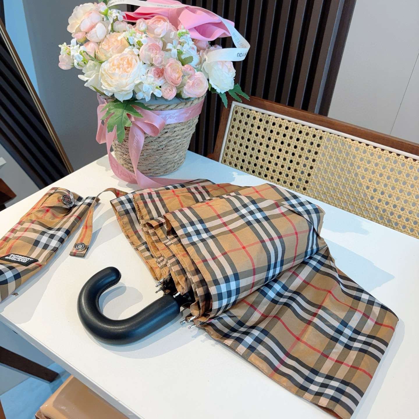  BURBERRY（巴宝莉）配手提袋整套礼盒包装 原单 经典圆形手柄搭配高端皮革 手感超级棒 原版包装无