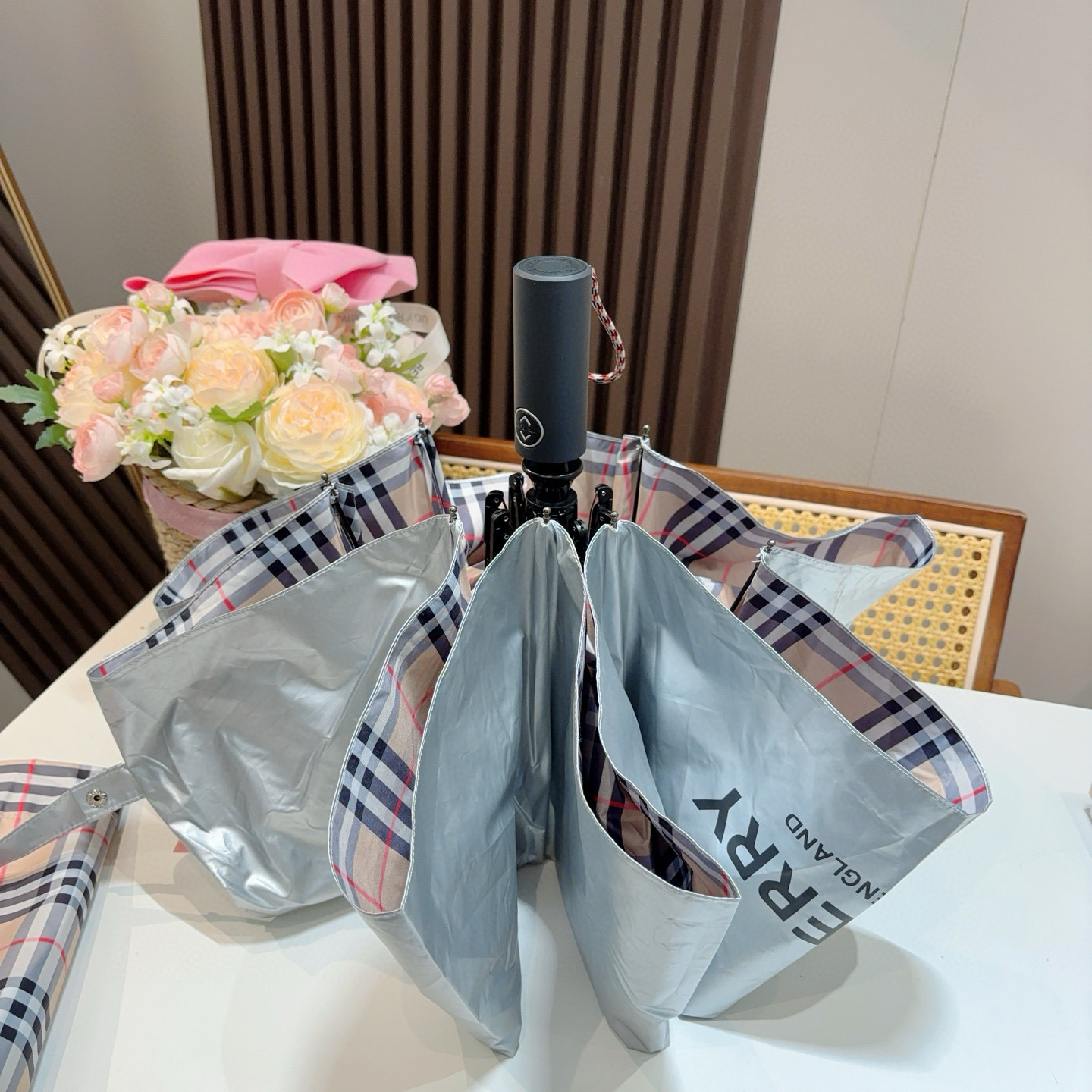   BURBERRY（巴宝莉） 三折自动折叠晴雨伞 年度巅峰之作 经典 高雅 时髦 这就是被称为英国BU