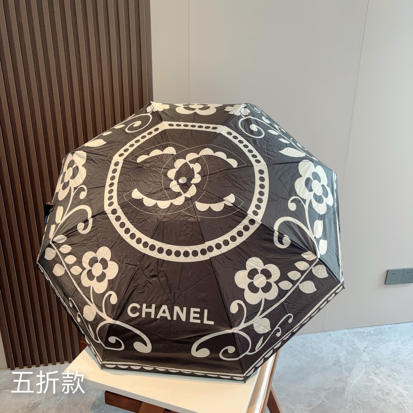  CHANEL（香奈儿）五折手开折叠晴雨伞 集合香奈儿灵魂LOGO为一体的设计风格高雅奢华 带在身上带来