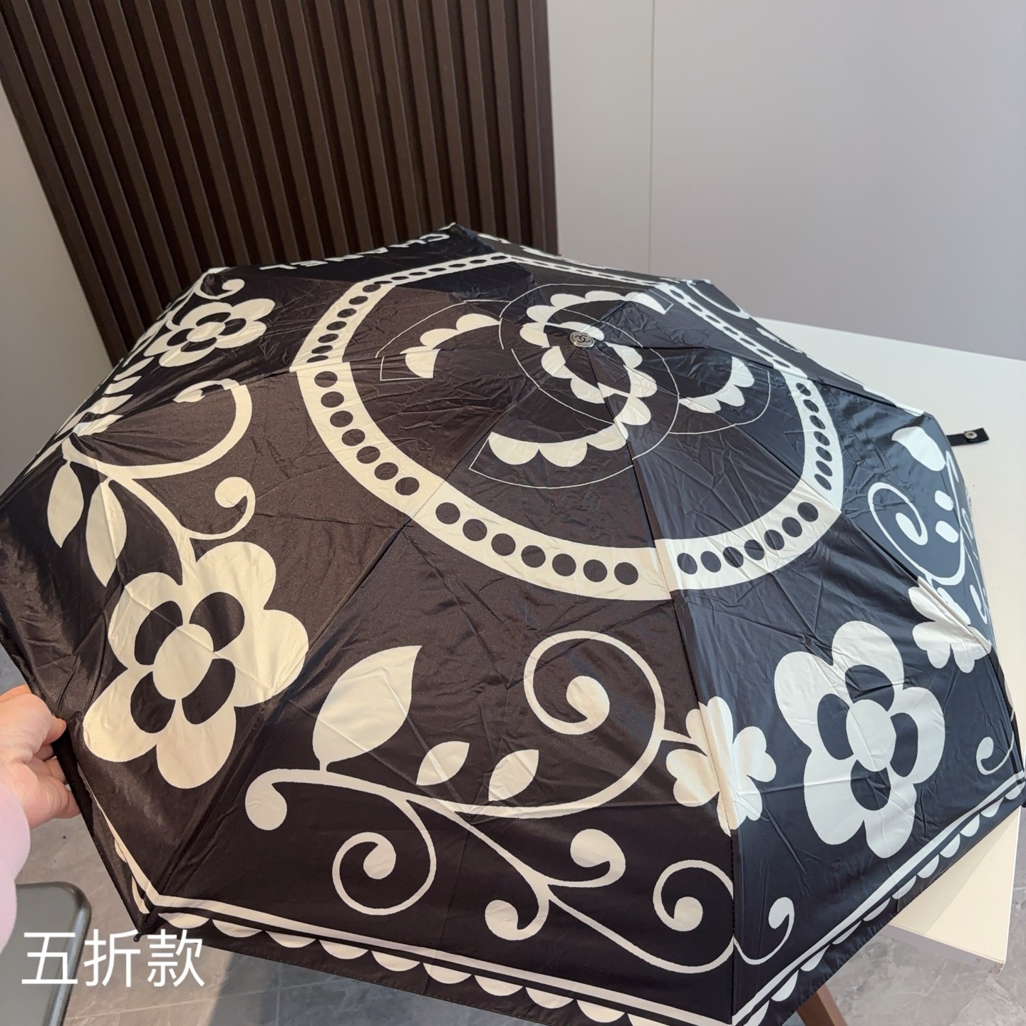 CHANEL（香奈儿）五折手开折叠晴雨伞 集合香奈儿灵魂LOGO为一体的设计风格高雅奢华 带在身上带来