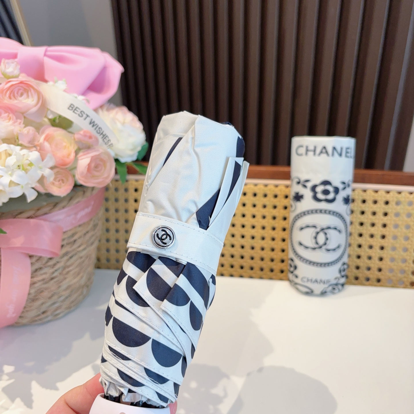  CHANEL（香奈儿）五折手开折叠晴雨伞 集合香奈儿灵魂LOGO为一体的设计风格高雅奢华 带在身上带来