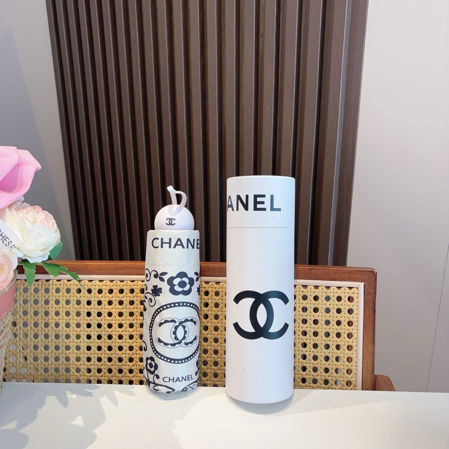 CHANEL（香奈儿）五折手开折叠晴雨伞 集合香奈儿灵魂LOGO为一体的设计风格高雅奢华 带在身上带来