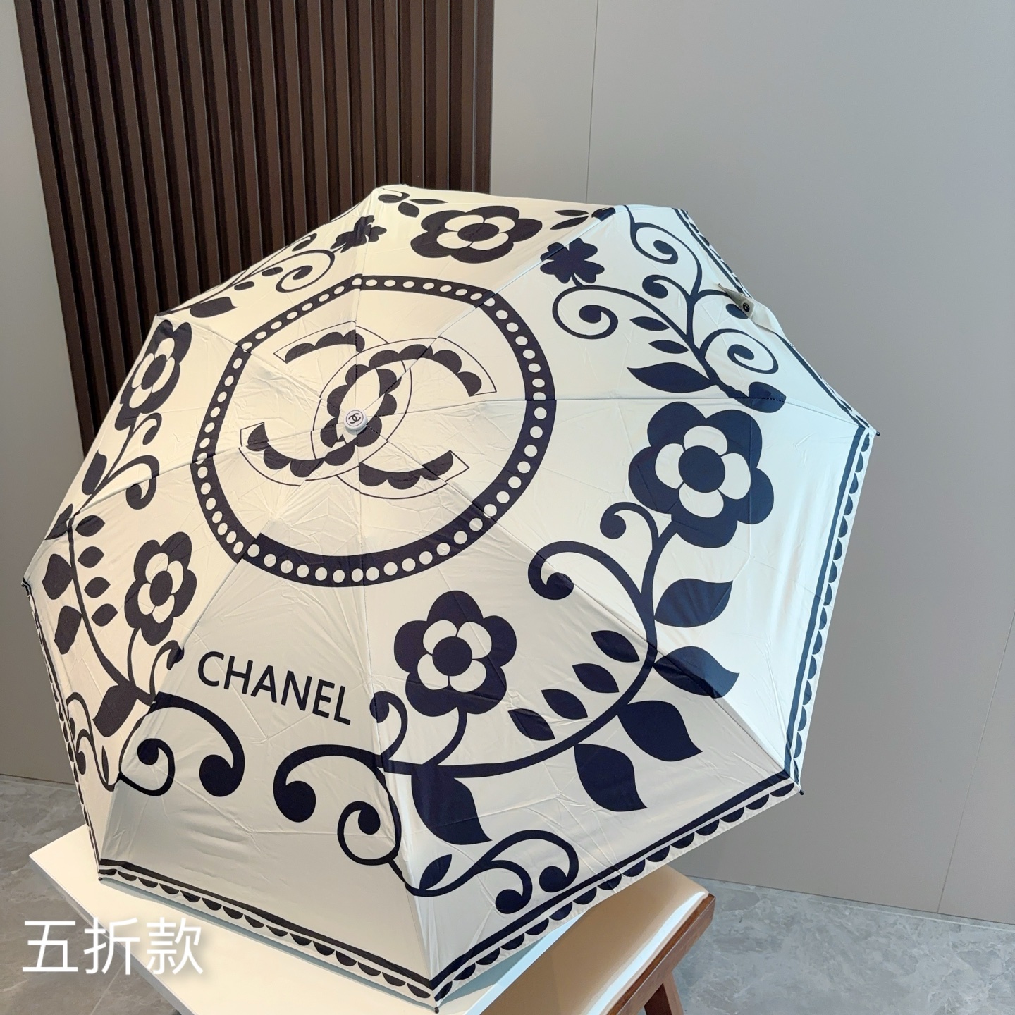  CHANEL（香奈儿）五折手开折叠晴雨伞 集合香奈儿灵魂LOGO为一体的设计风格高雅奢华 带在身上带来