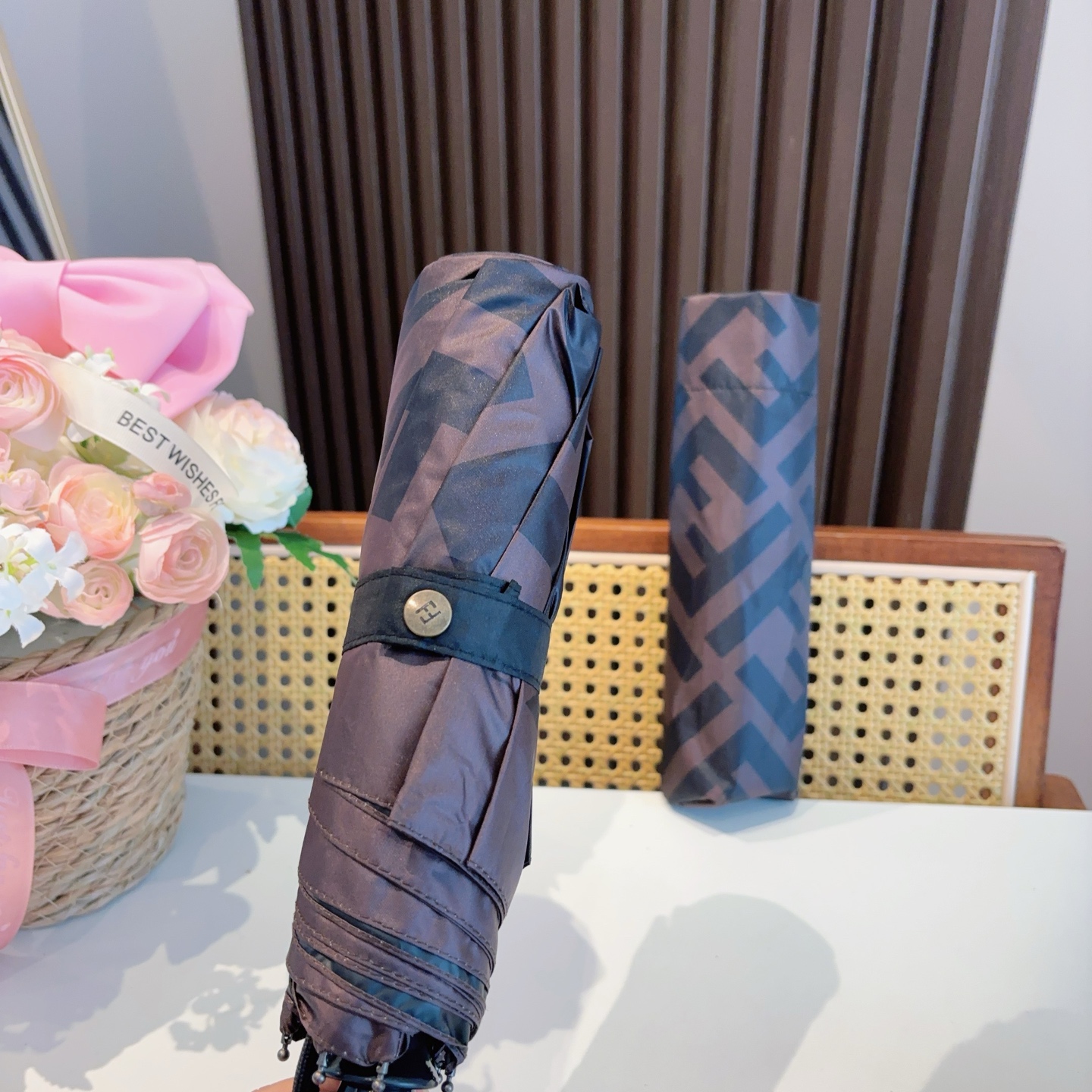  FENDI（芬迪）三折自动折叠晴雨伞 年度最新火爆单品  原单代工级品质 第一代210T碰击布防嗮拒水