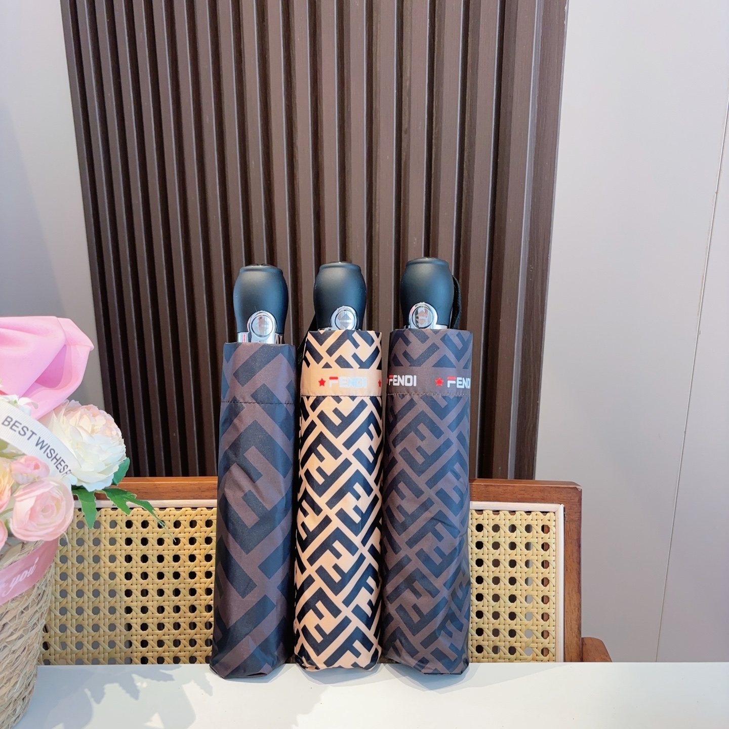 FENDI（芬迪）三折自动折叠晴雨伞 年度最新火爆单品  原单代工级品质 第一代210T碰击布防嗮拒水