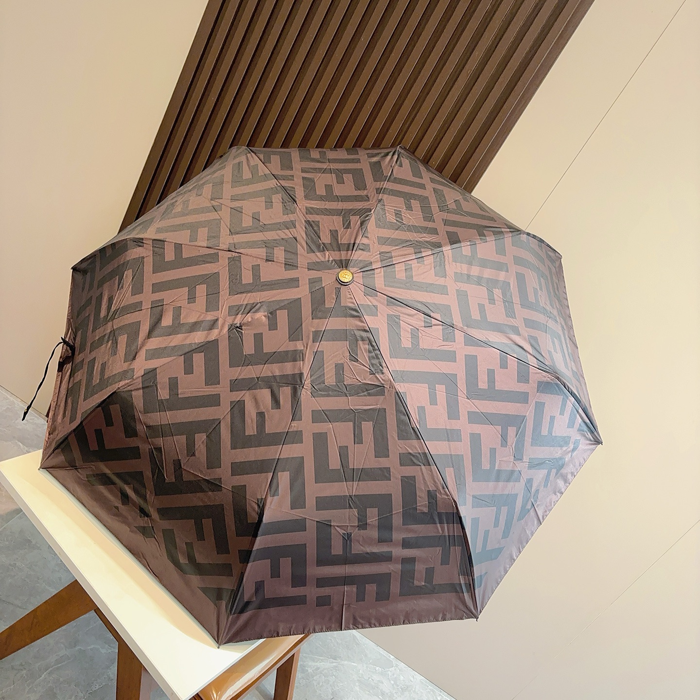  FENDI（芬迪）三折自动折叠晴雨伞 年度最新火爆单品  原单代工级品质 第一代210T碰击布防嗮拒水