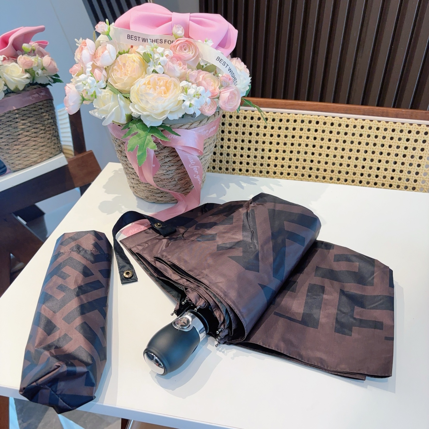  FENDI（芬迪）三折自动折叠晴雨伞 年度最新火爆单品  原单代工级品质 第一代210T碰击布防嗮拒水