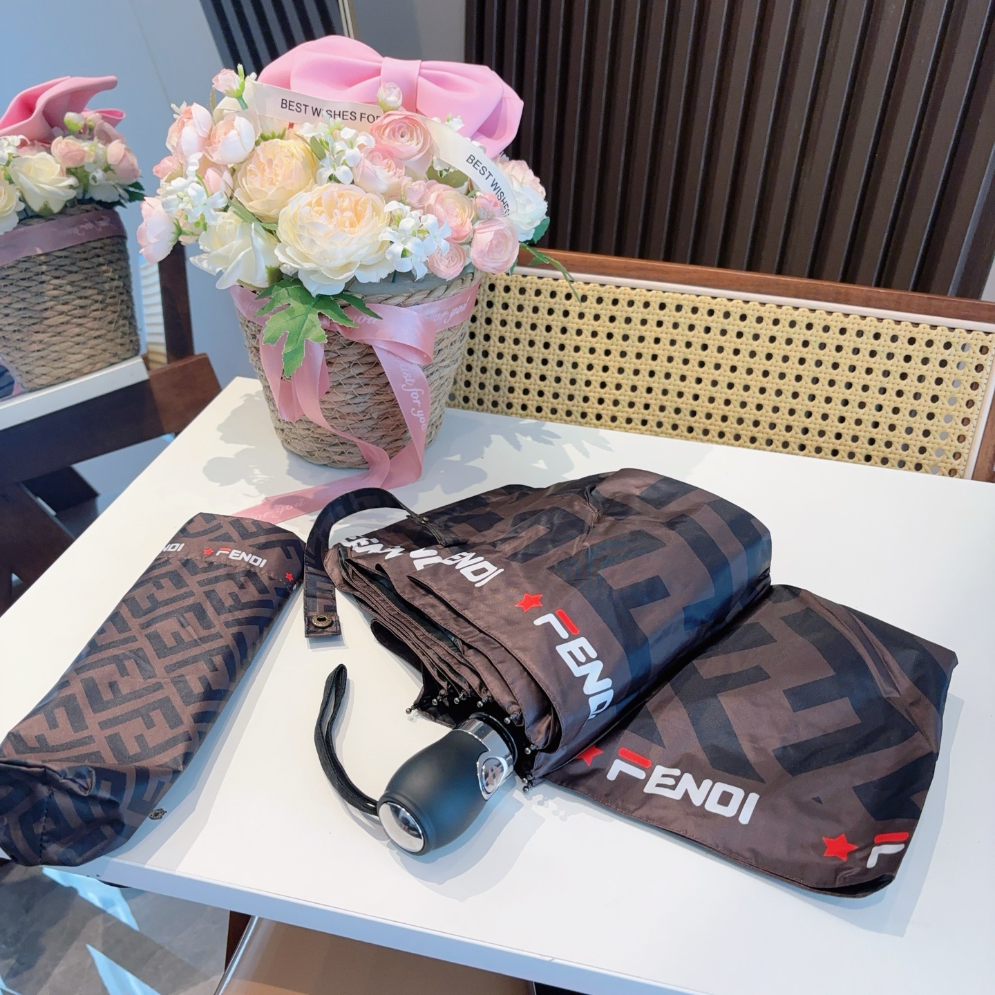  FENDI（芬迪）三折自动折叠晴雨伞 年度最新火爆单品  原单代工级品质 第一代210T碰击布防嗮拒水