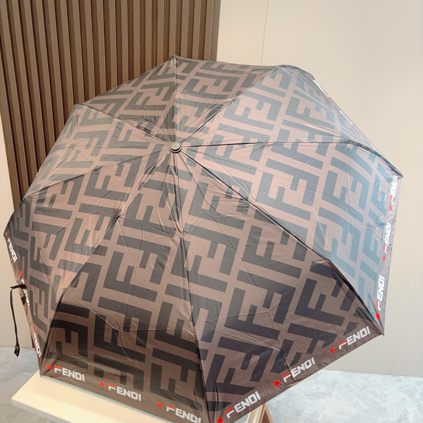  FENDI（芬迪）三折自动折叠晴雨伞 年度最新火爆单品  原单代工级品质 第一代210T碰击布防嗮拒水
