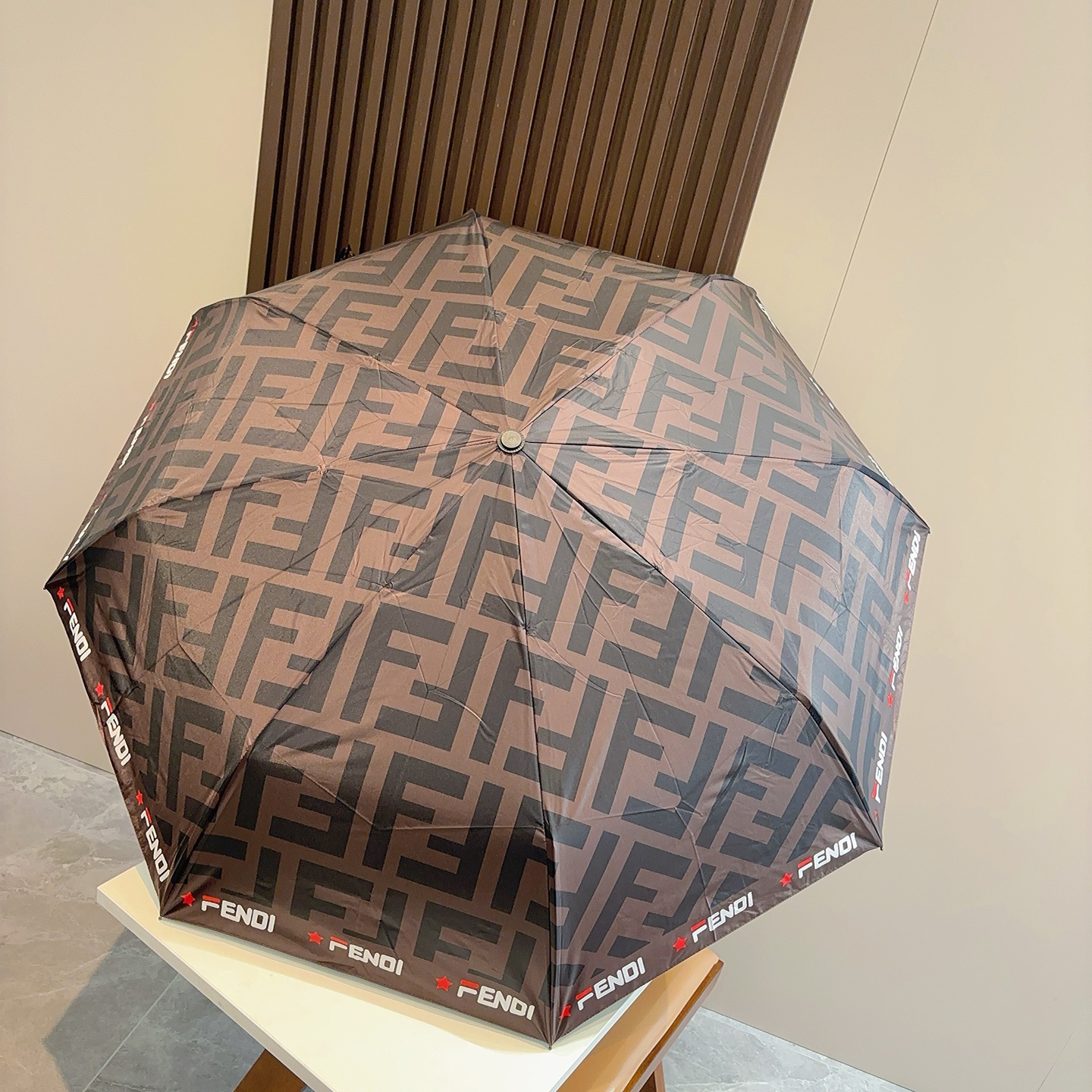  FENDI（芬迪）三折自动折叠晴雨伞 年度最新火爆单品  原单代工级品质 第一代210T碰击布防嗮拒水