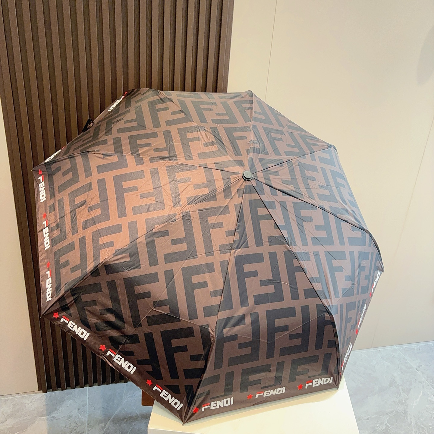 FENDI（芬迪）三折自动折叠晴雨伞 年度最新火爆单品  原单代工级品质 第一代210T碰击布防嗮拒水