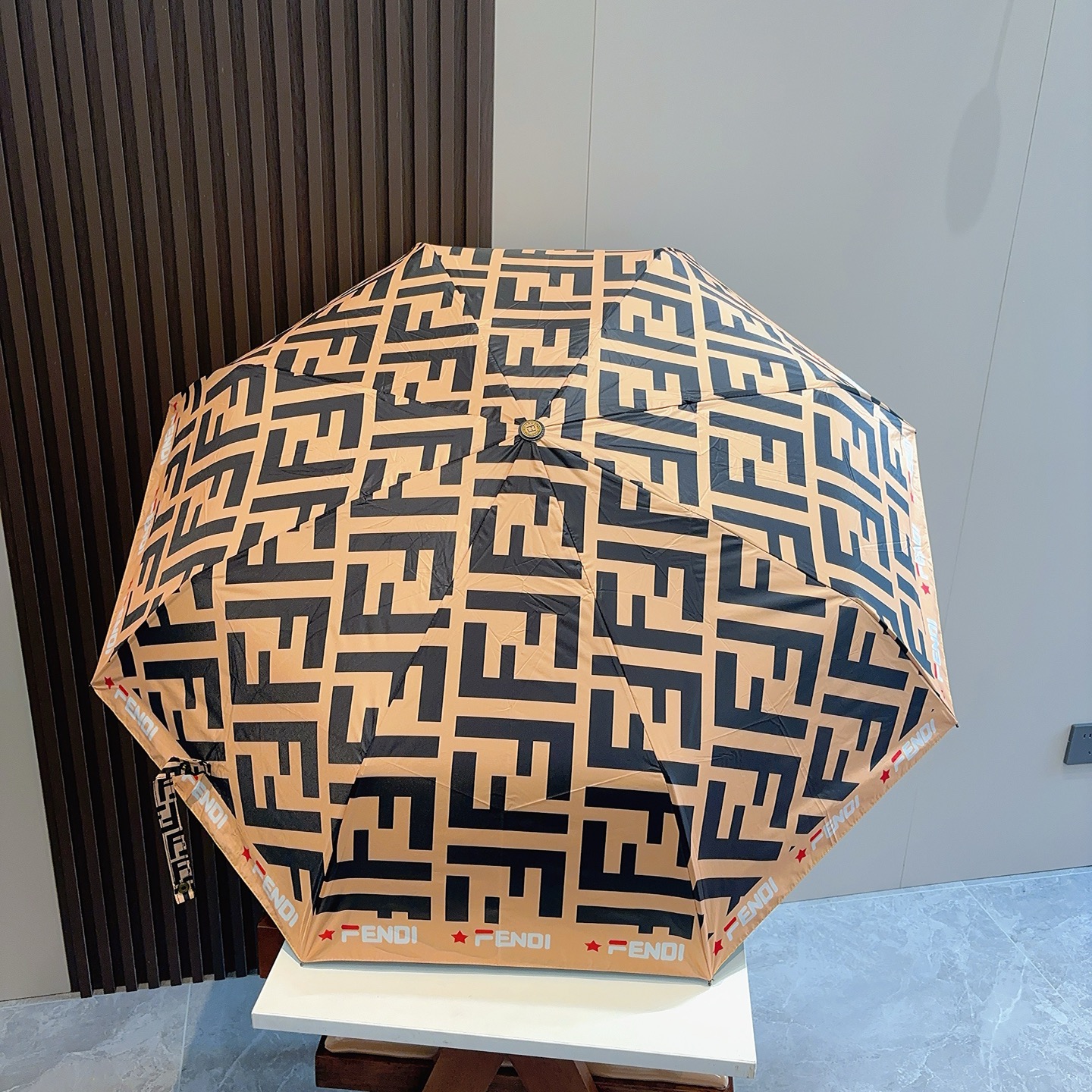  FENDI（芬迪）三折自动折叠晴雨伞 年度最新火爆单品  原单代工级品质 第一代210T碰击布防嗮拒水