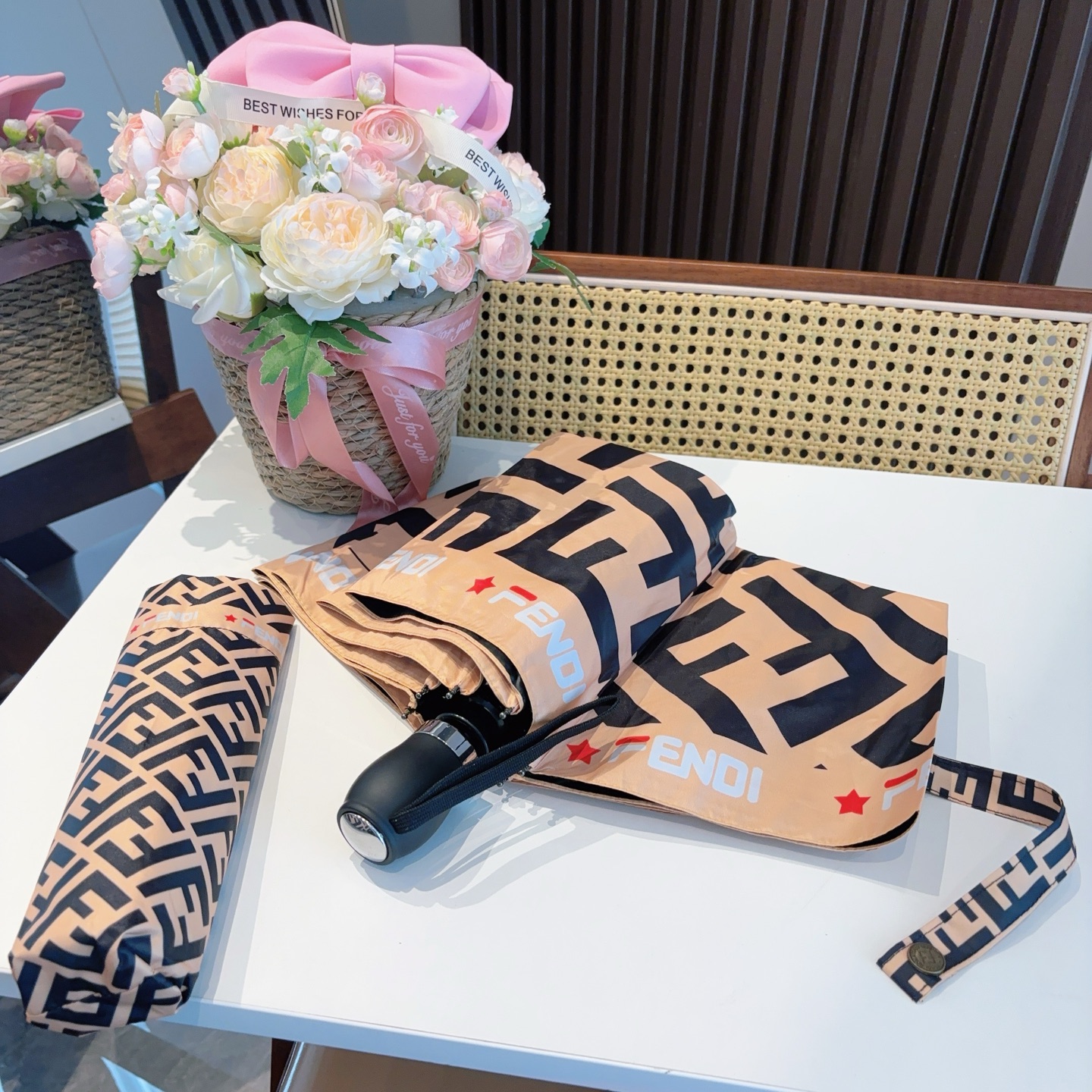  FENDI（芬迪）三折自动折叠晴雨伞 年度最新火爆单品  原单代工级品质 第一代210T碰击布防嗮拒水